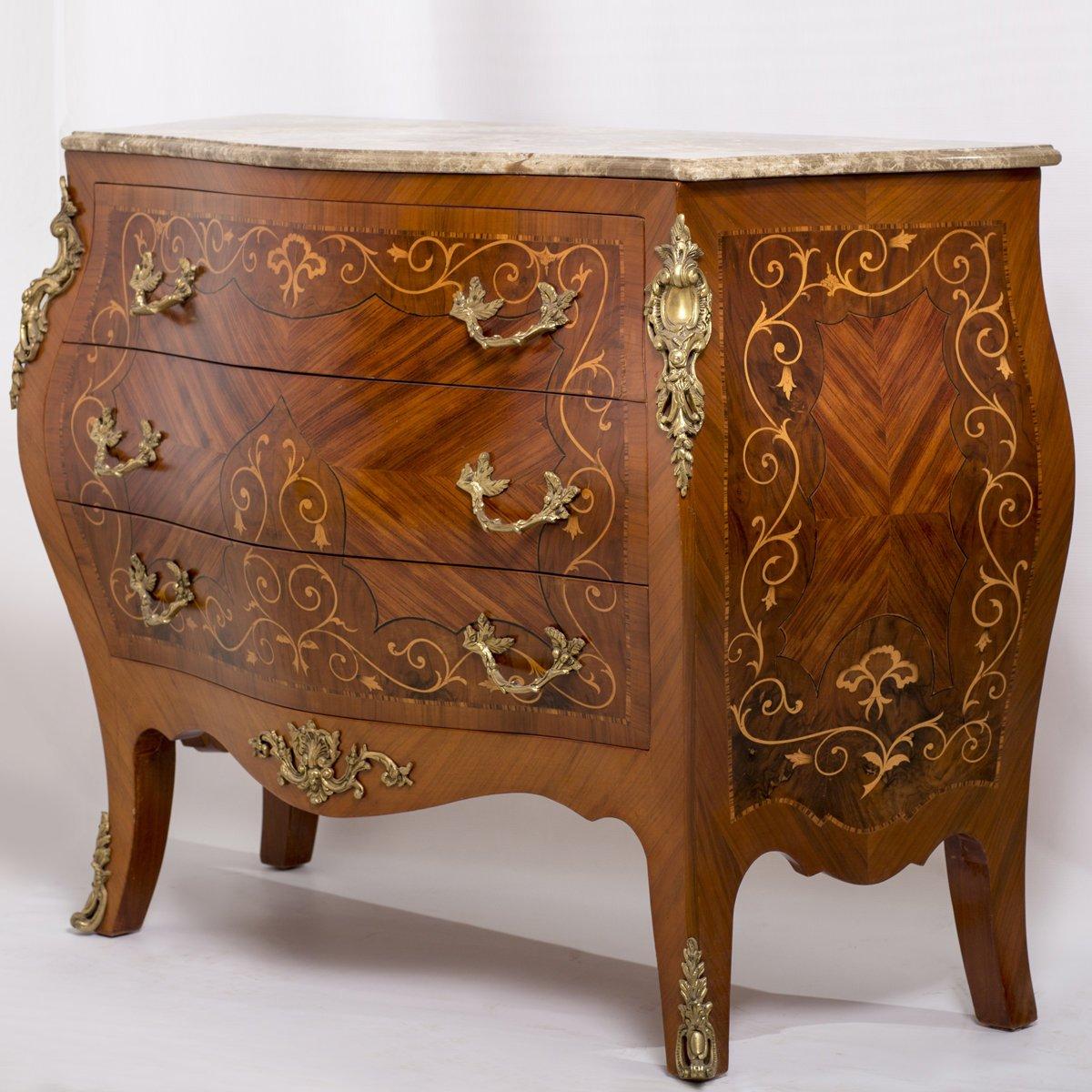 A beautiful Louis XV drawers chest, 20th century. 

The Louis XV handmade drawer chest combines the usefulness and elegance of French furniture characterized by the superior craftsmanship of 18th century cabinet making in France. Fantasy played an