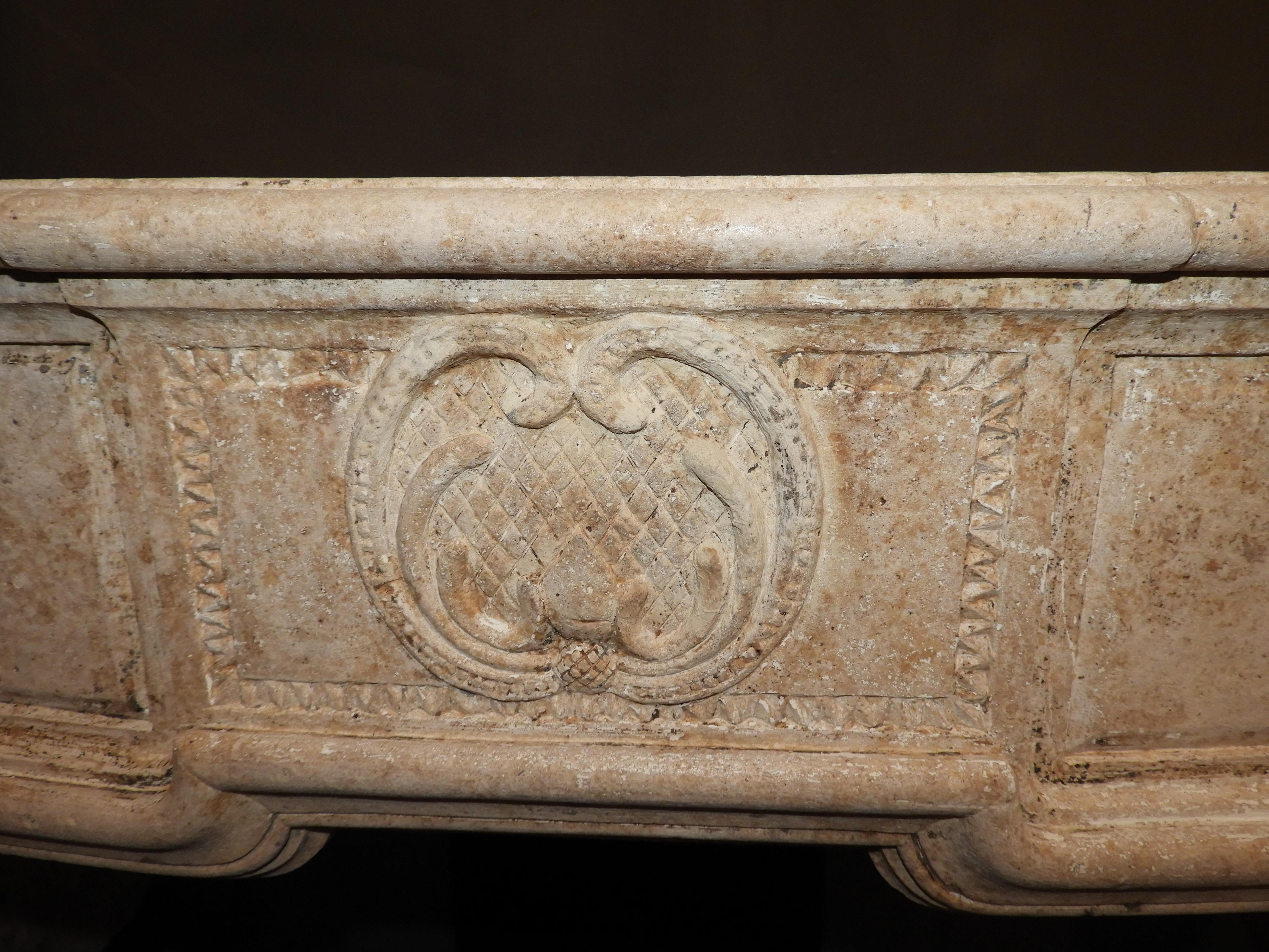 Louis XV Early 19th Century Fireplace in French Limestone In Excellent Condition In Zedelgem, BE