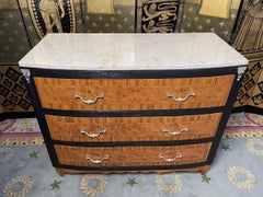 Commode Louis XV de style anglais plaquée de bois de rose et de loupe d'orme