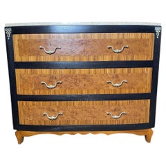 Commode Louis XV de style anglais plaquée de bois de rose et de loupe d'orme