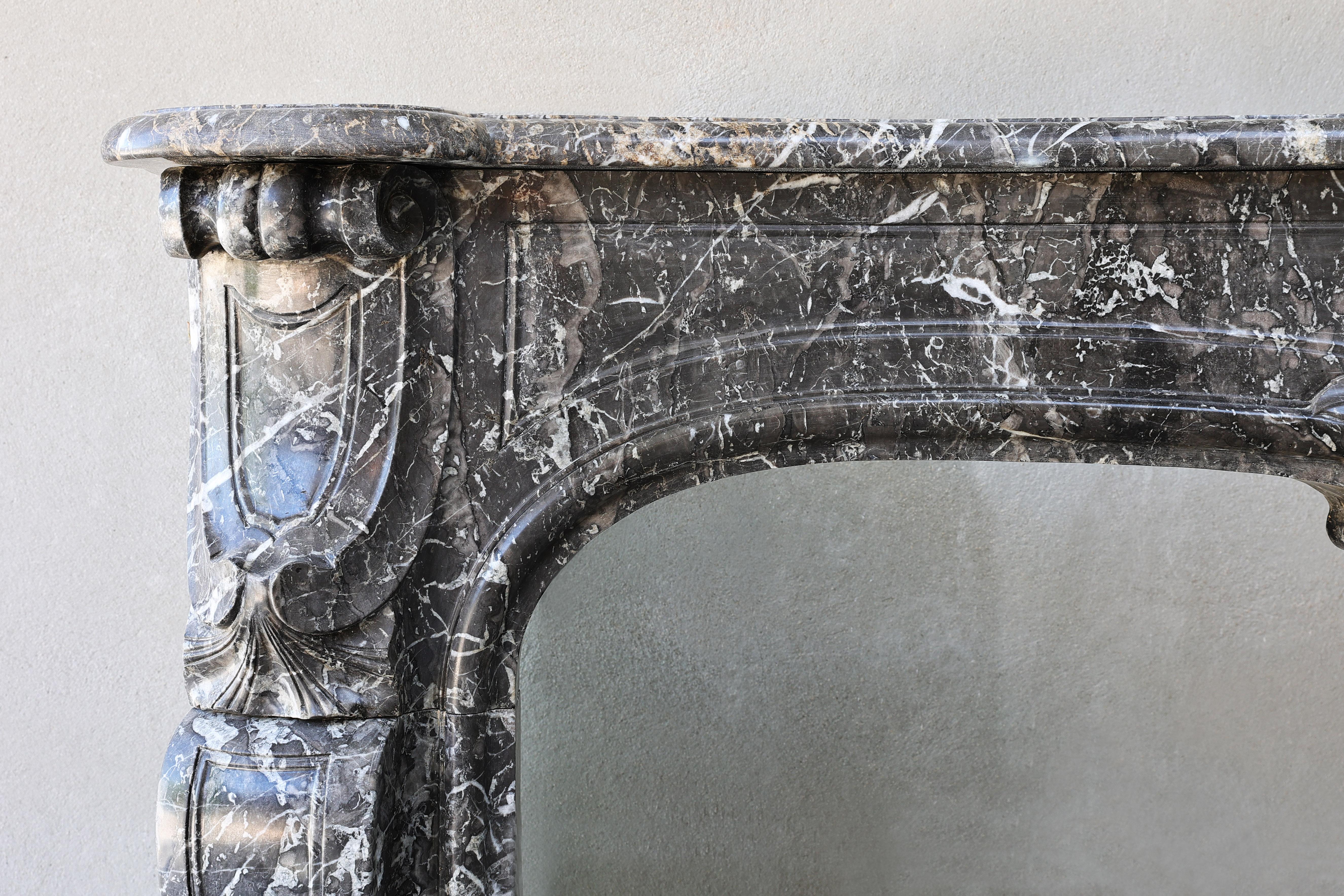 Impressive 18th Century Louis XV Fireplace of Saint Anna Marble In Good Condition For Sale In Made, NL