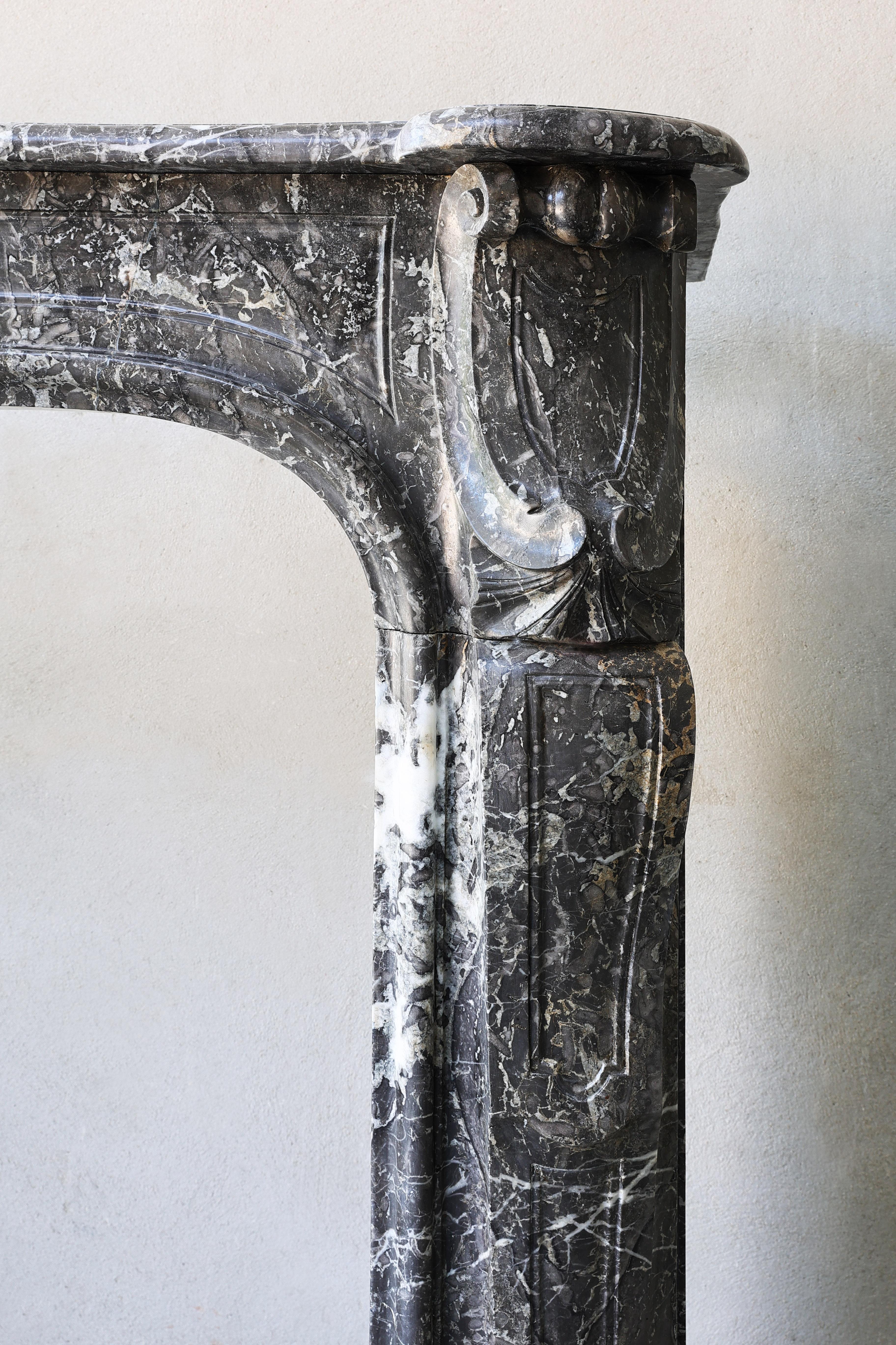Marbre Impressionnante cheminée Louis XV du 18ème siècle en marbre de Saint Anna en vente