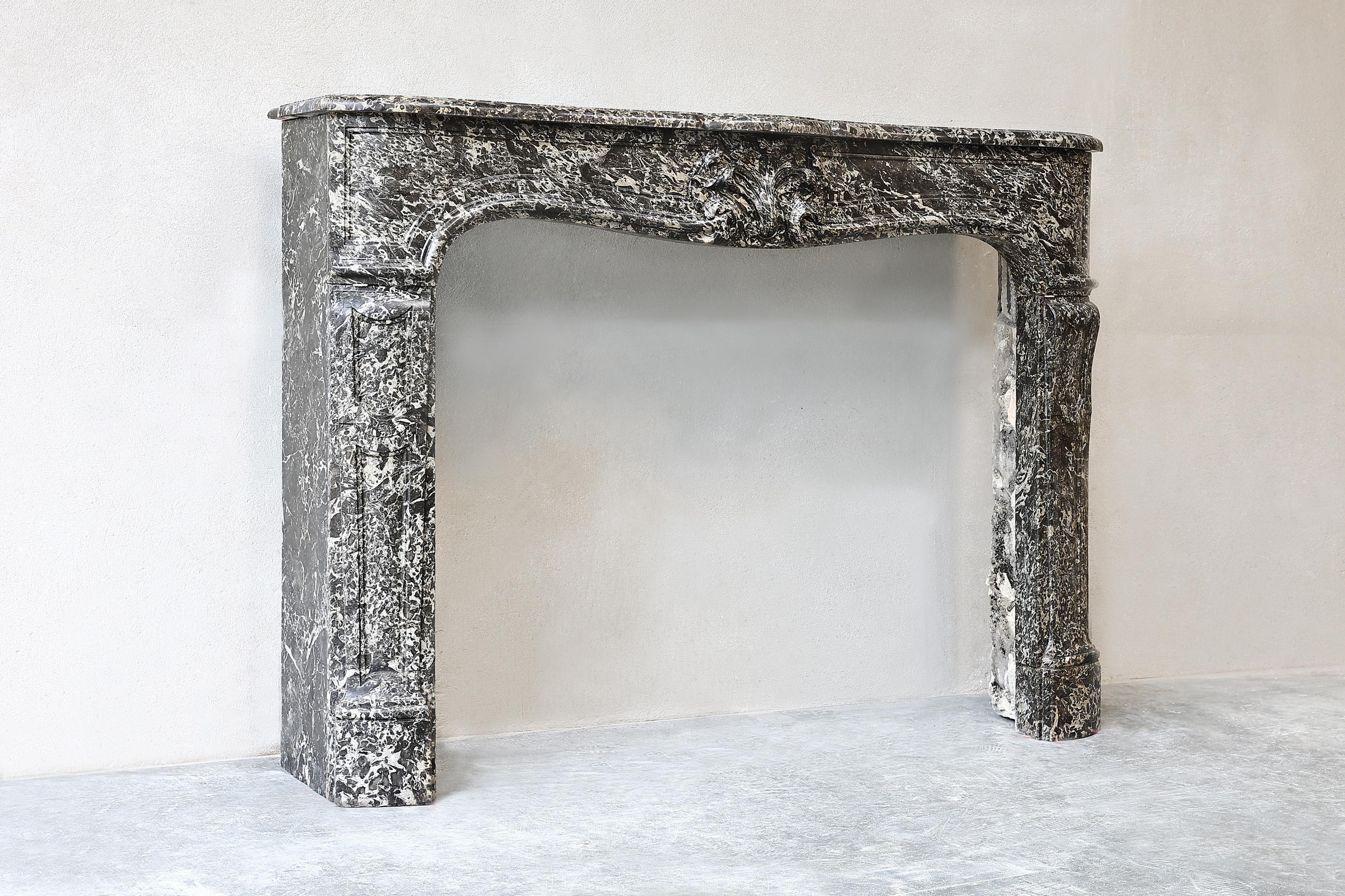 Français Cheminée Louis XV du 19ème siècle en marbre Saint Anna