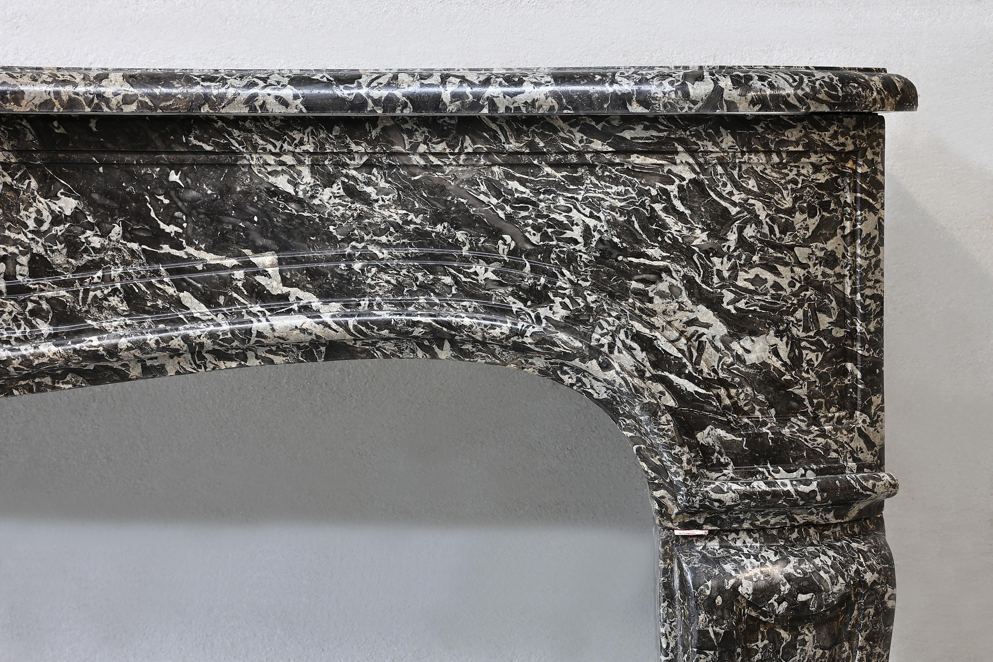 Cheminée Louis XV du 19ème siècle en marbre Saint Anna Bon état à Made, NL