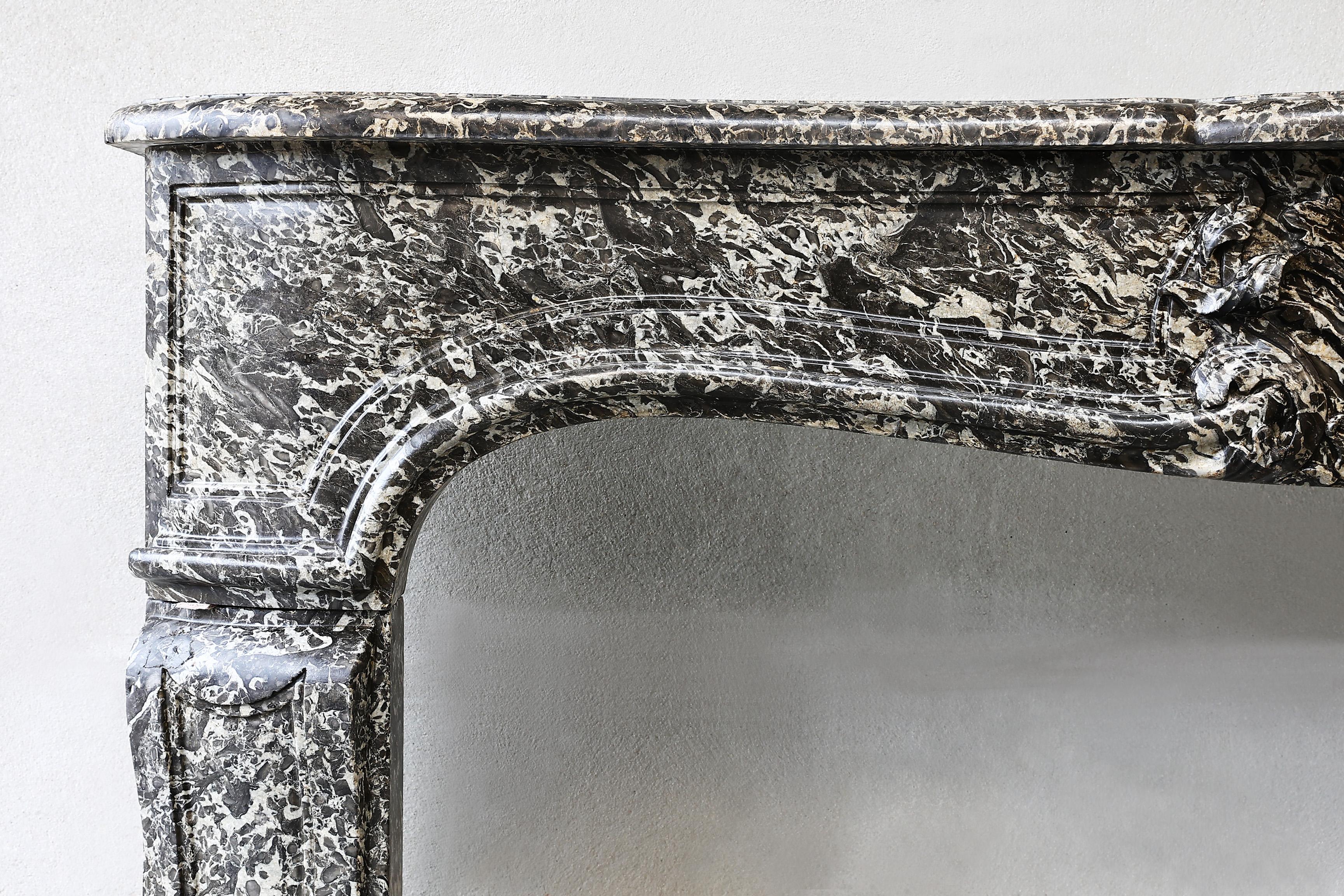 XIXe siècle Cheminée Louis XV du 19ème siècle en marbre Saint Anna