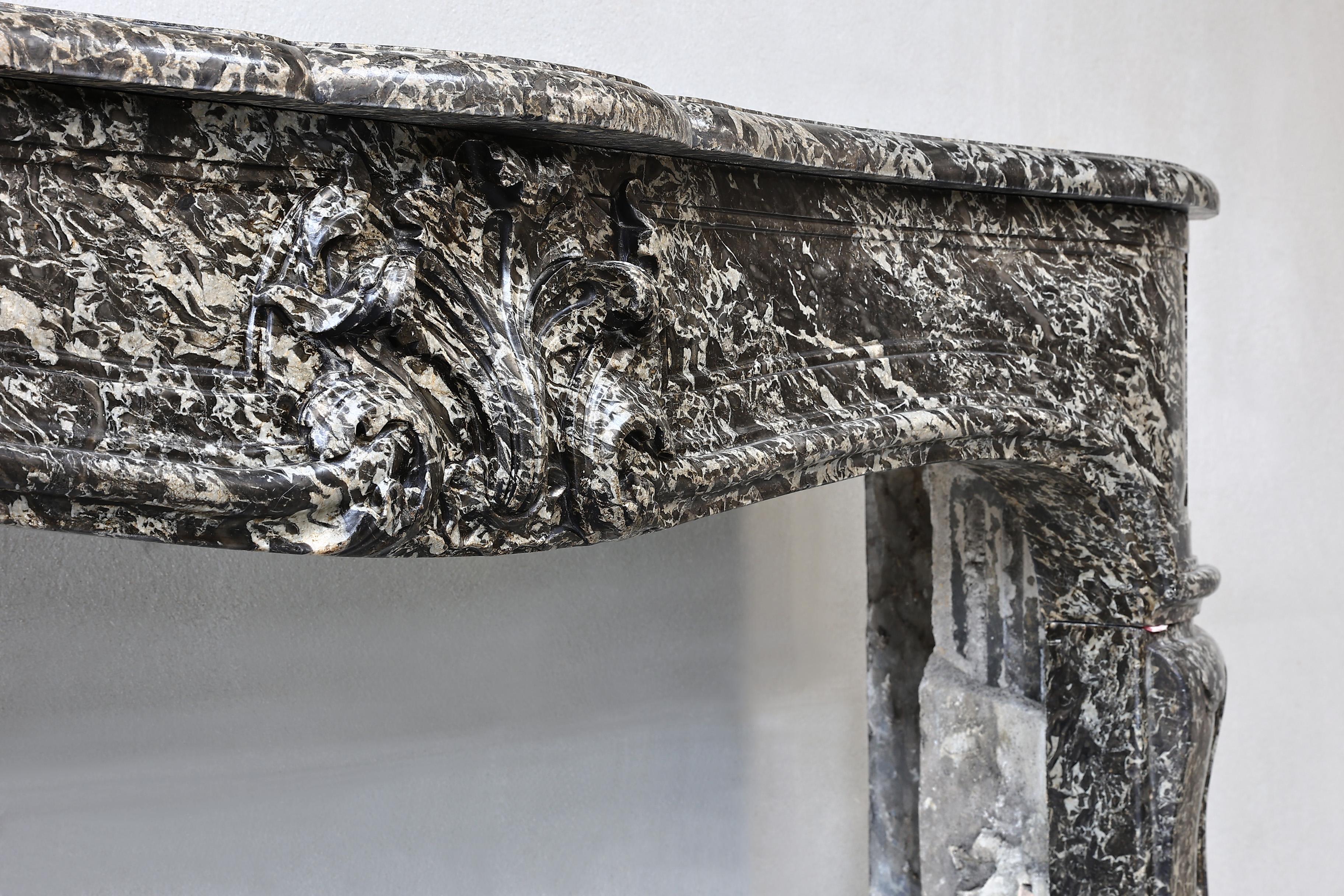 Marbre Cheminée Louis XV du 19ème siècle en marbre Saint Anna