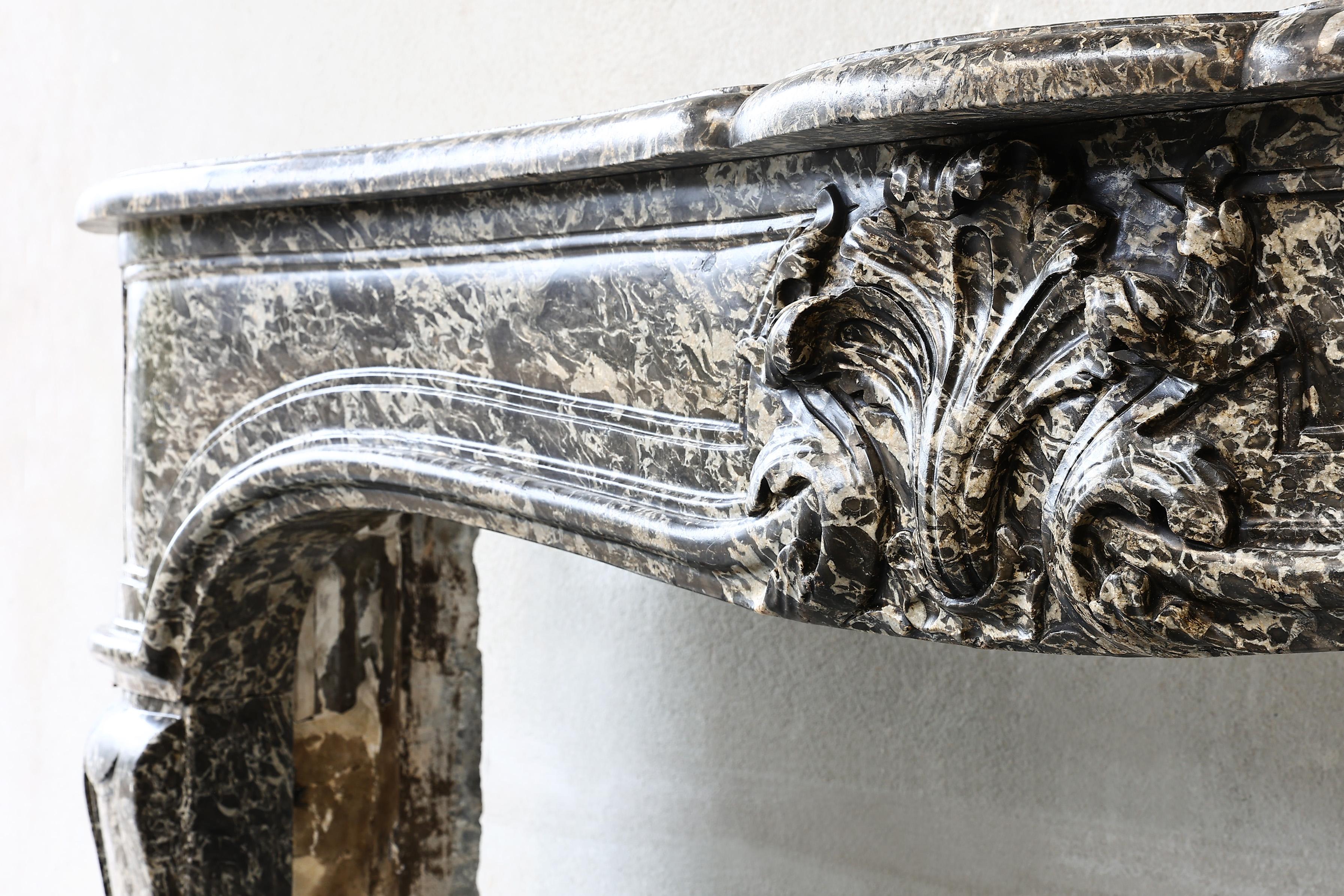 Cheminée Louis XV du 19ème siècle en marbre Saint Anna 1