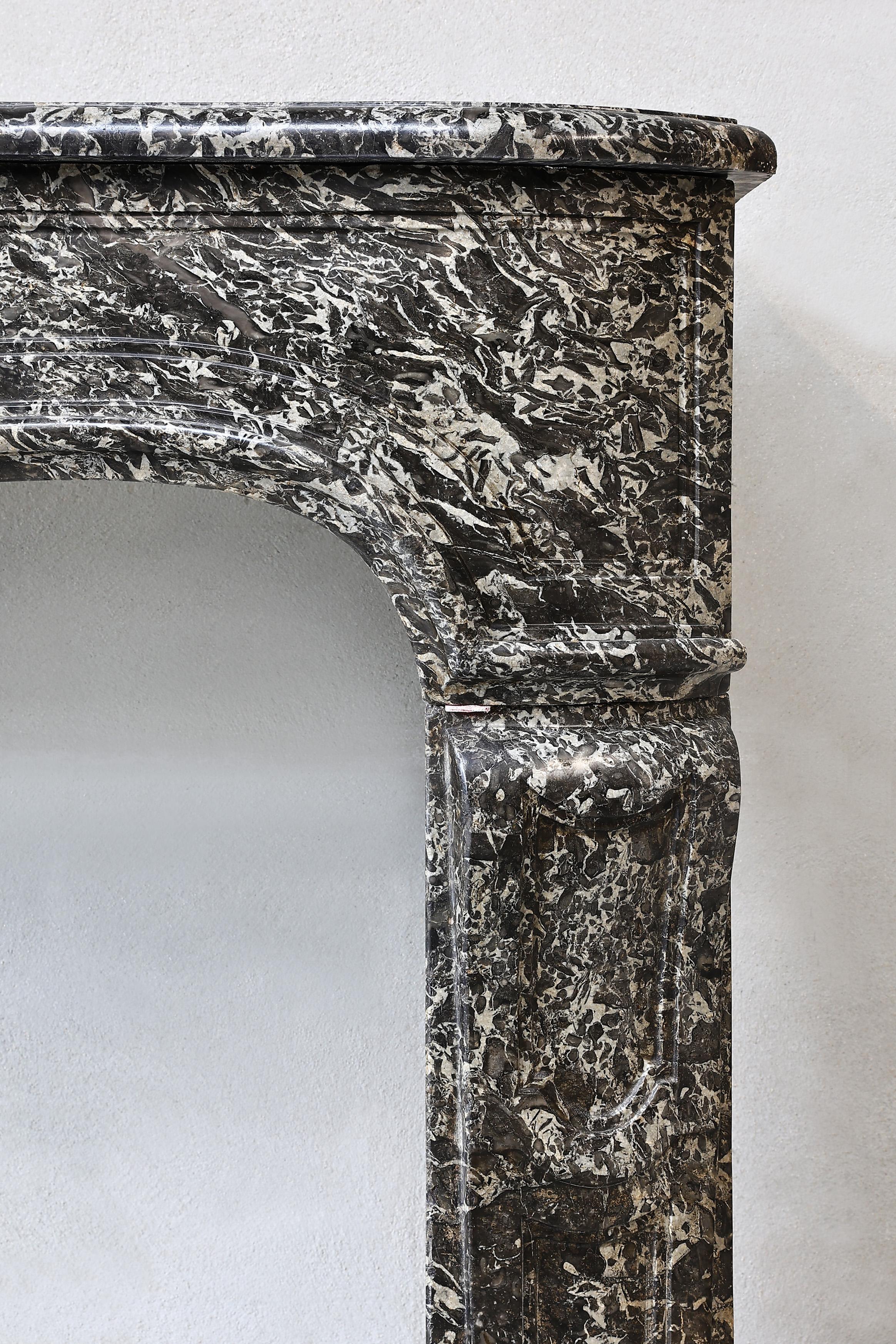 Cheminée Louis XV du 19ème siècle en marbre Saint Anna 2