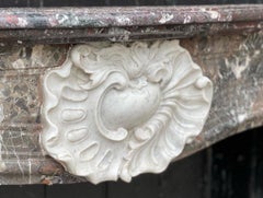 Cheminée Louis XV en marbre De Waulsort, Levanto et blanc statuaire, XVIIIe siècle