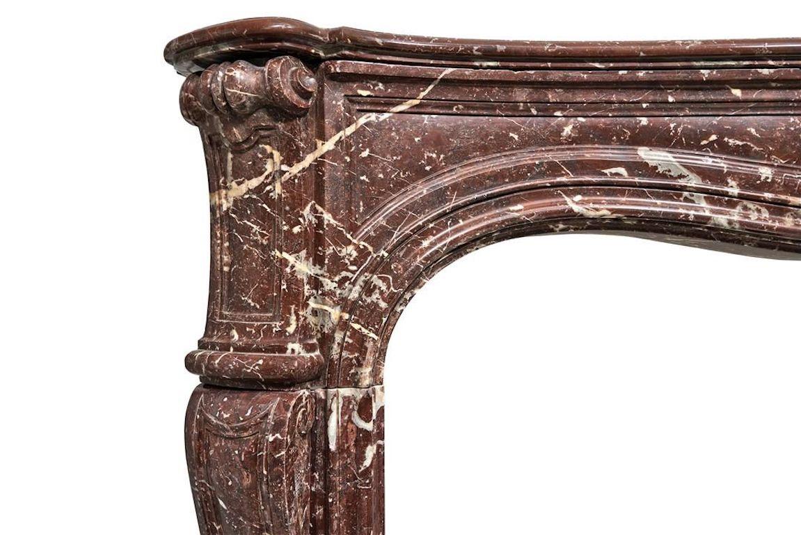 Louis XV Fireplace in Vivid Red Marble In Good Condition For Sale In Gembloux, BE
