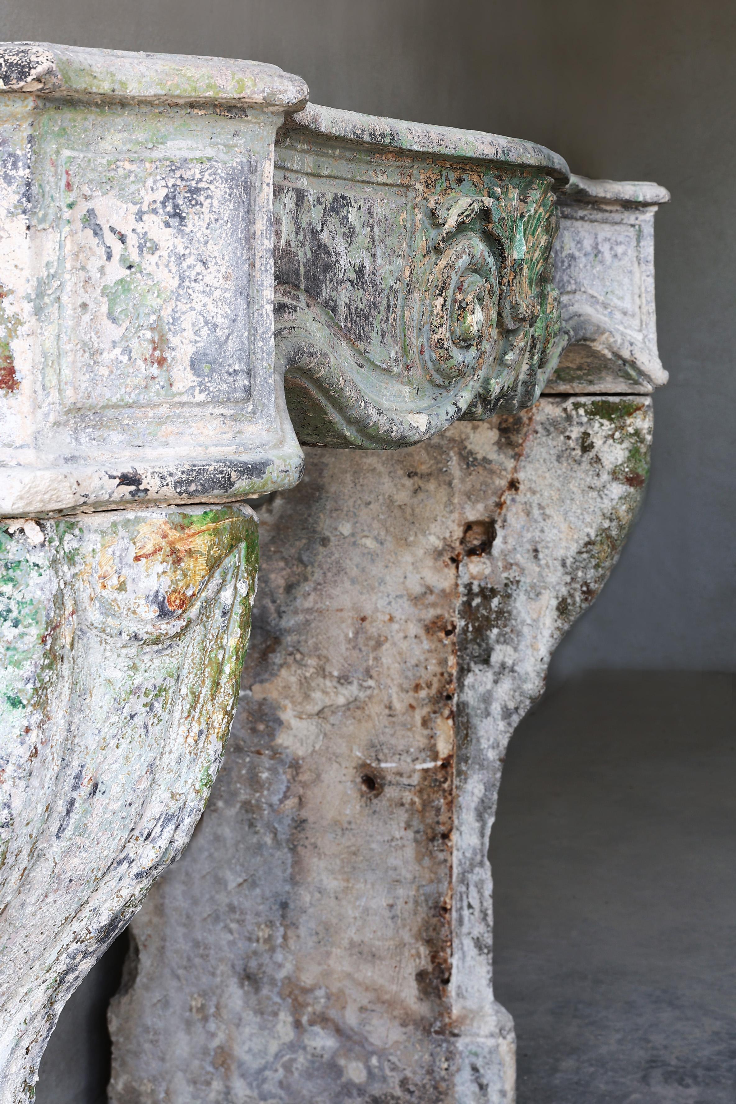 Französischer Kamin im Stil Louis XV. mit schöner Patina, 19. Jahrhundert aus französischem Kalkstein 8