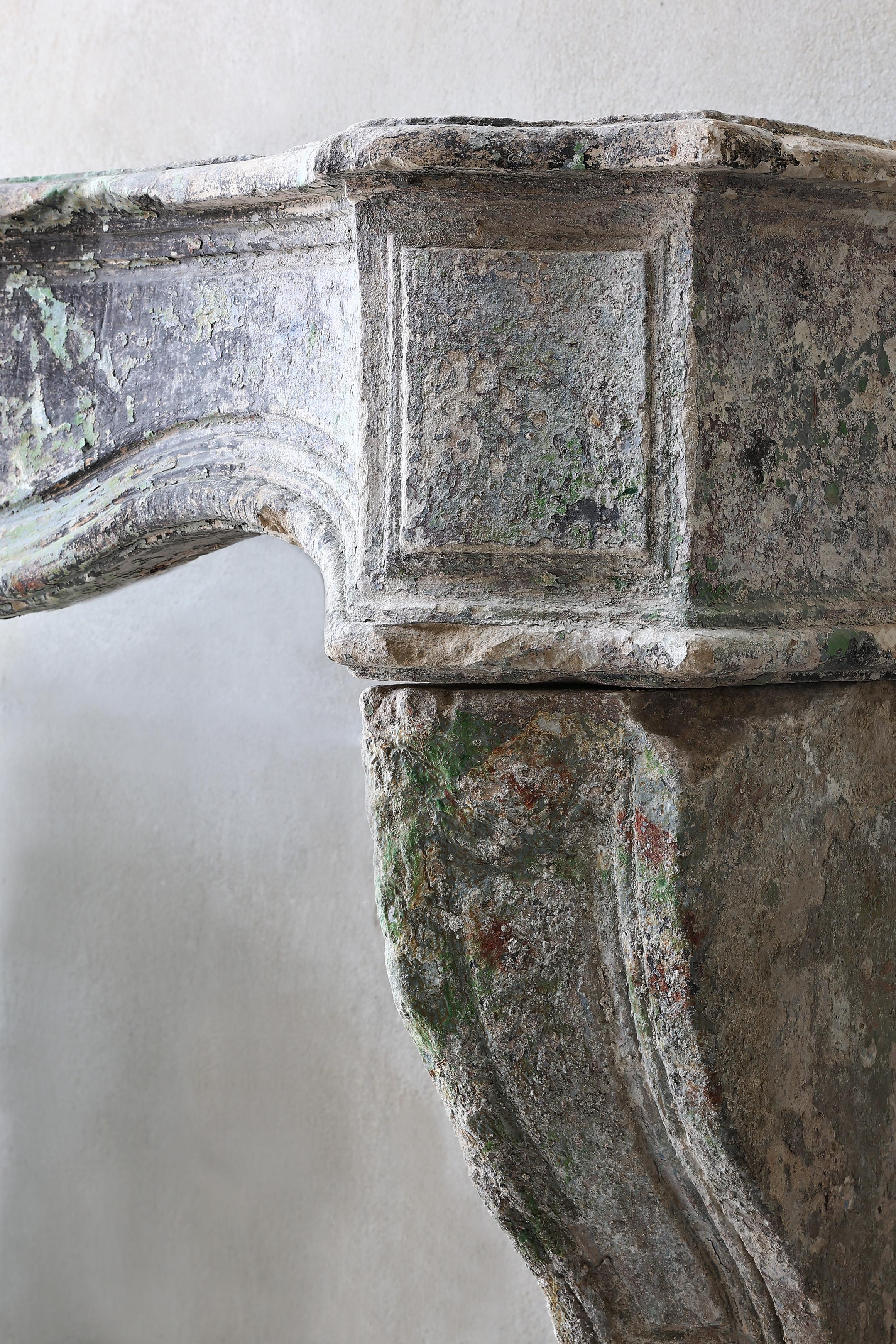 Französischer Kamin im Stil Louis XV. mit schöner Patina, 19. Jahrhundert aus französischem Kalkstein 5