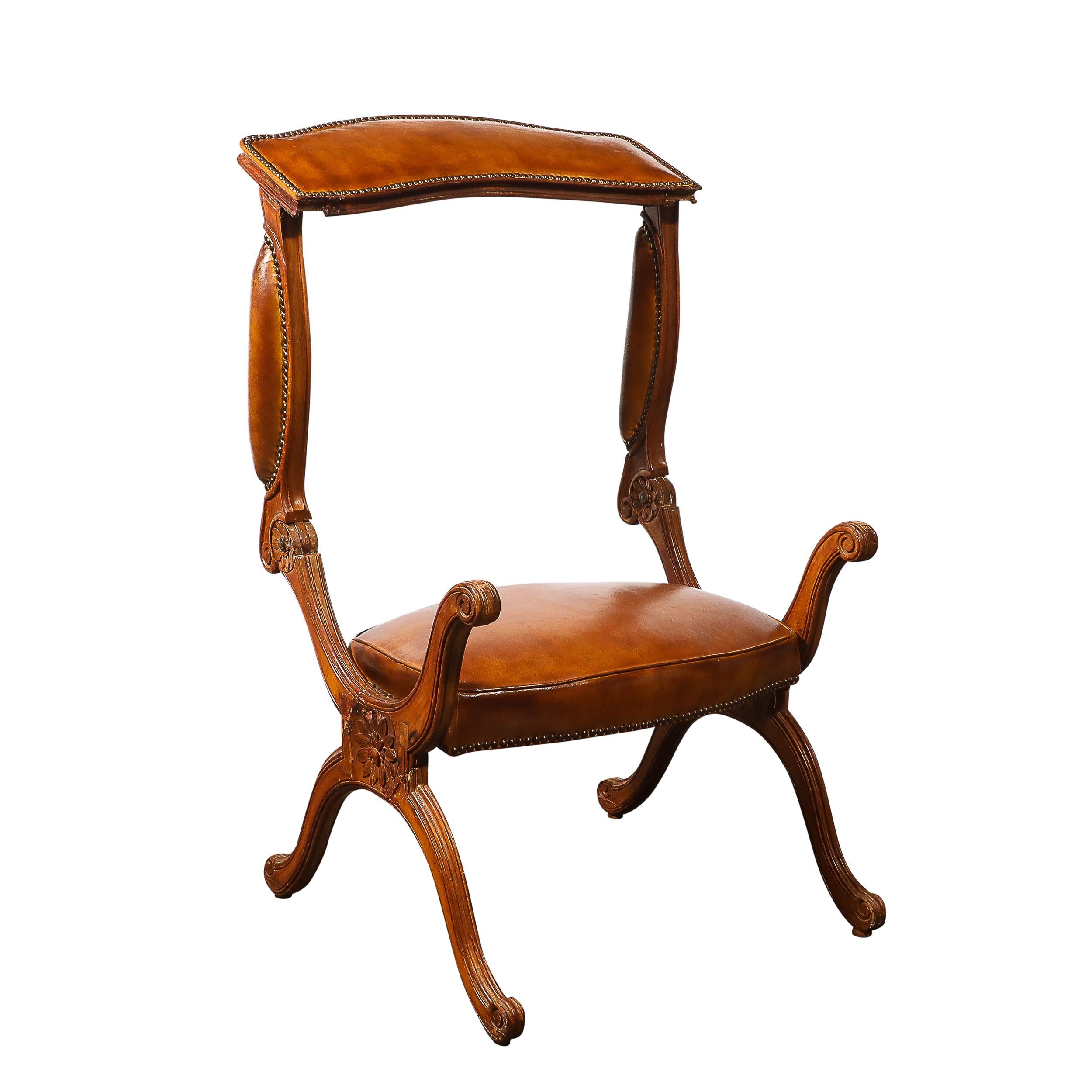 Introduce un trozo de historia en tu hogar con esta exquisita Silla de Oratorio Plegable Luis XV, también conocida como 