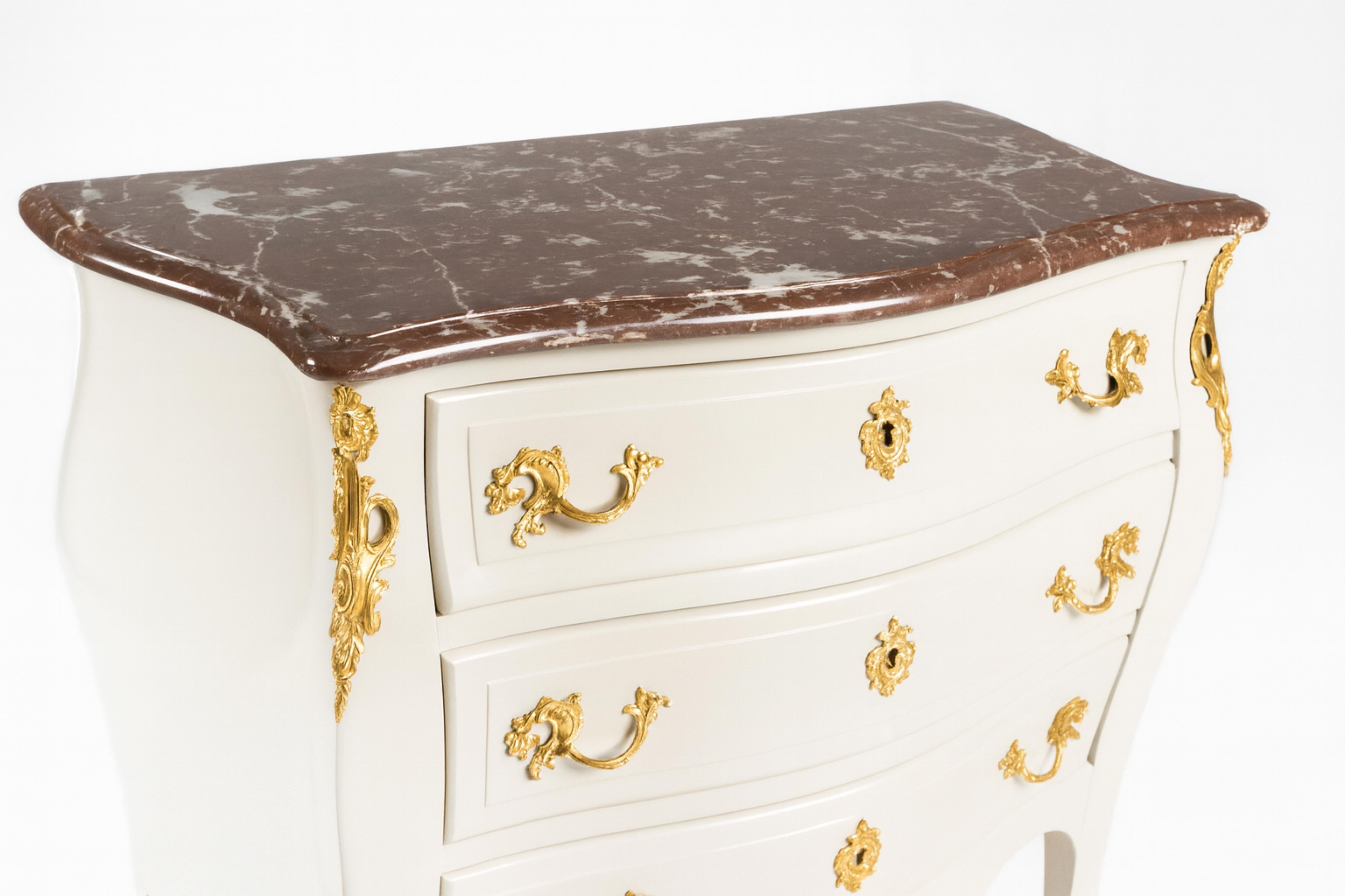 Français Commode Louis XV François Hugnet en noyer laqué blanc, 19e siècle en vente