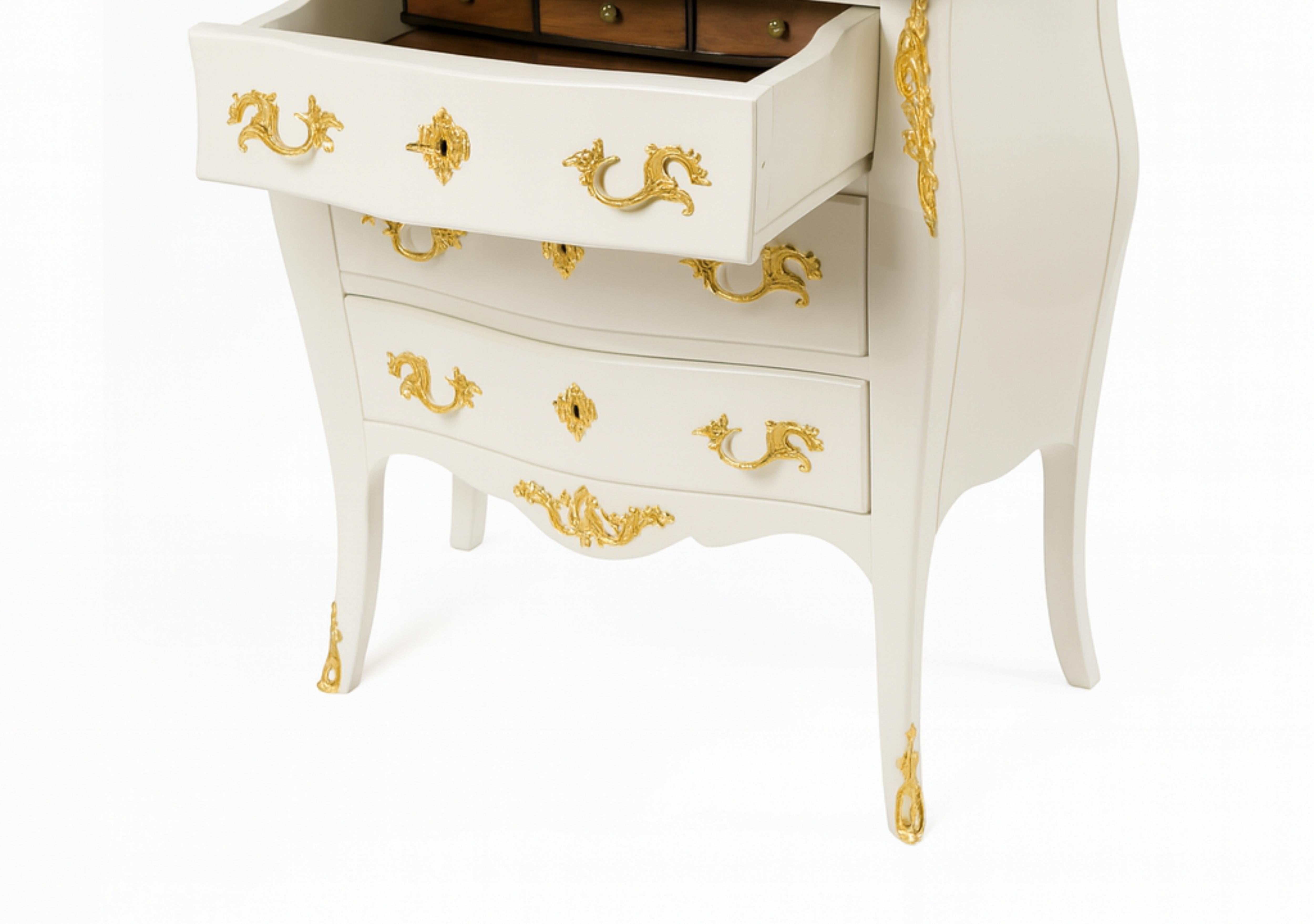 Commode Louis XV François Hugnet en noyer laqué blanc, 19e siècle Bon état - En vente à Lisbon, PT