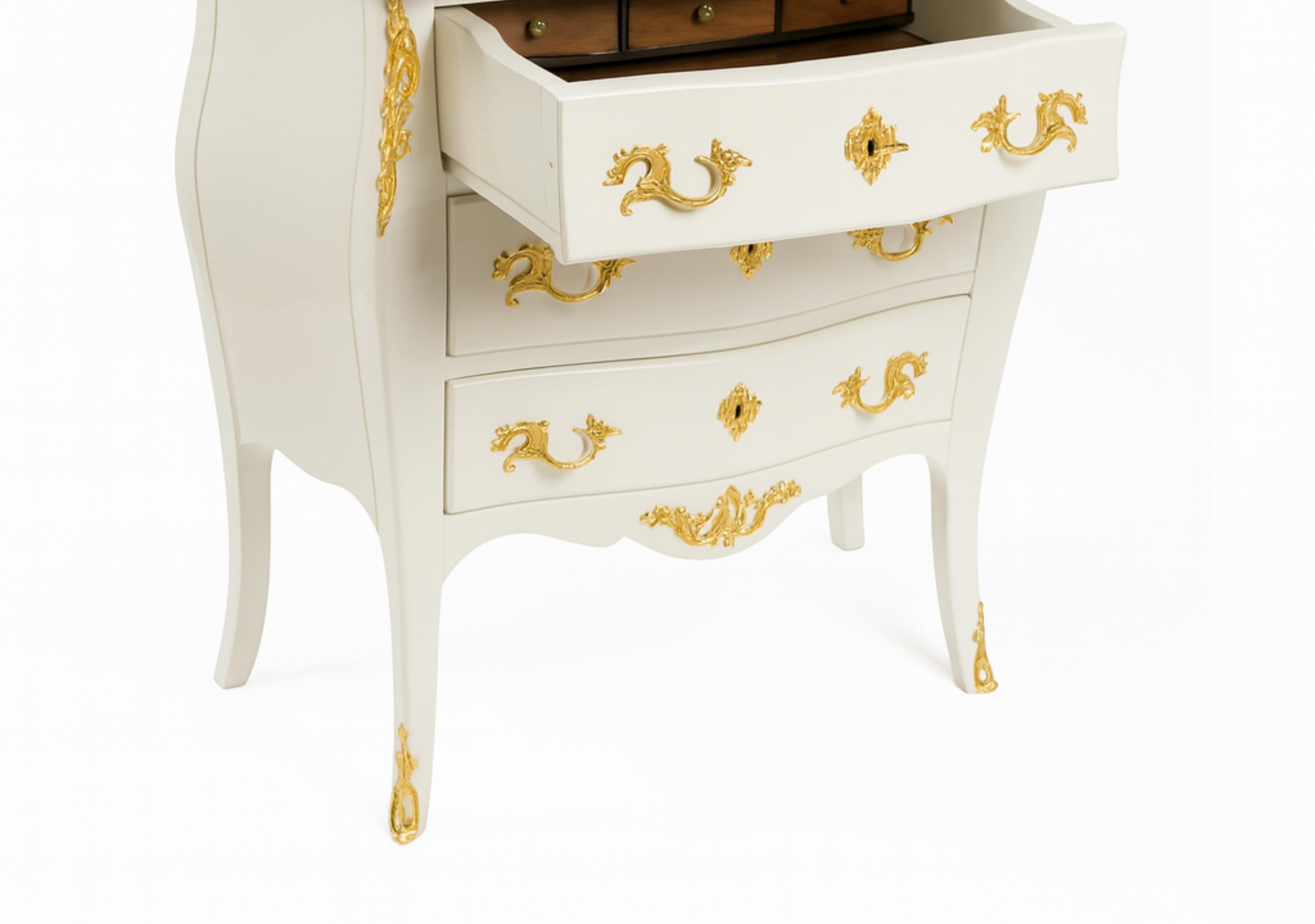 XIXe siècle Commode Louis XV François Hugnet en noyer laqué blanc, 19e siècle en vente