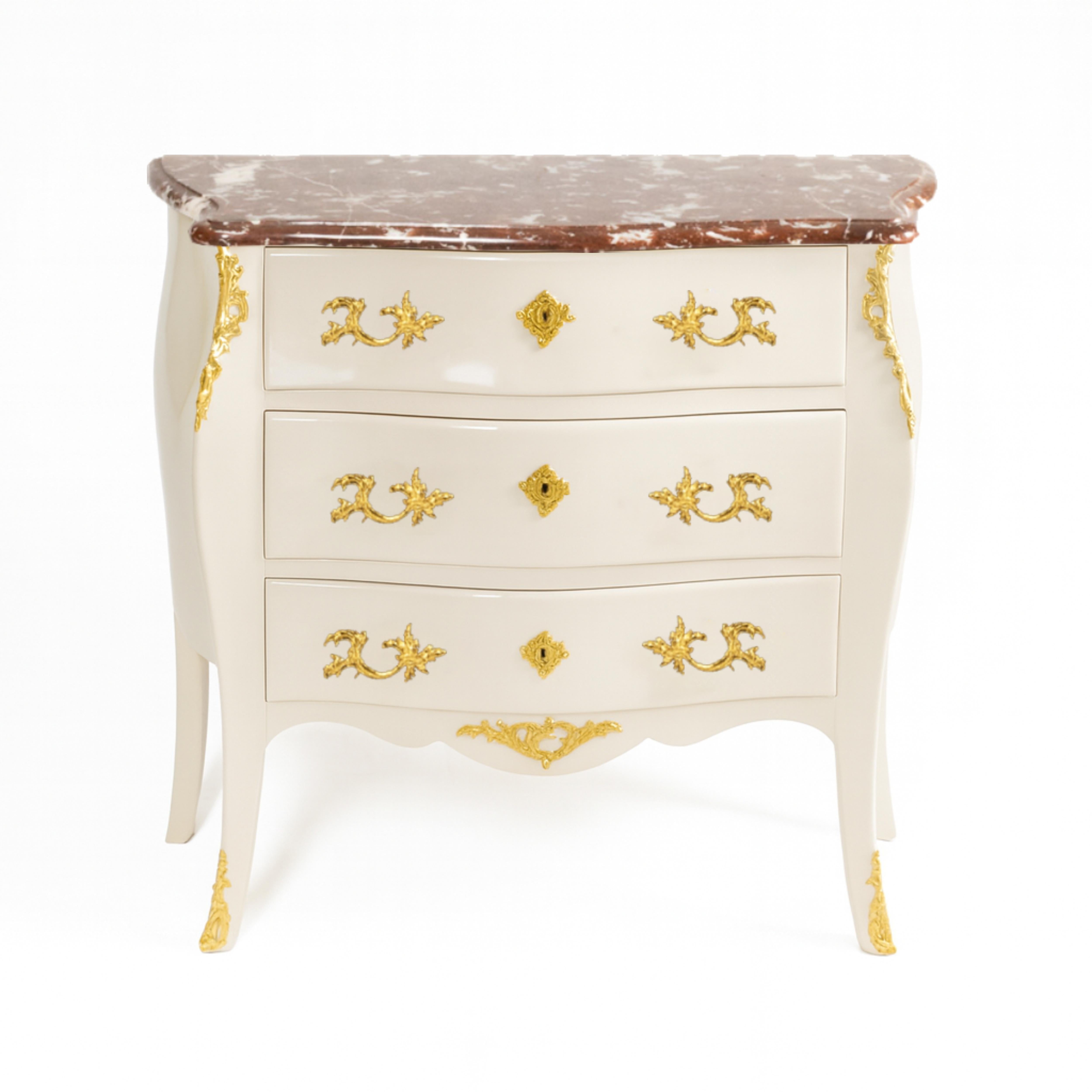 Laiton Commode Louis XV François Hugnet en noyer laqué blanc, 19e siècle en vente