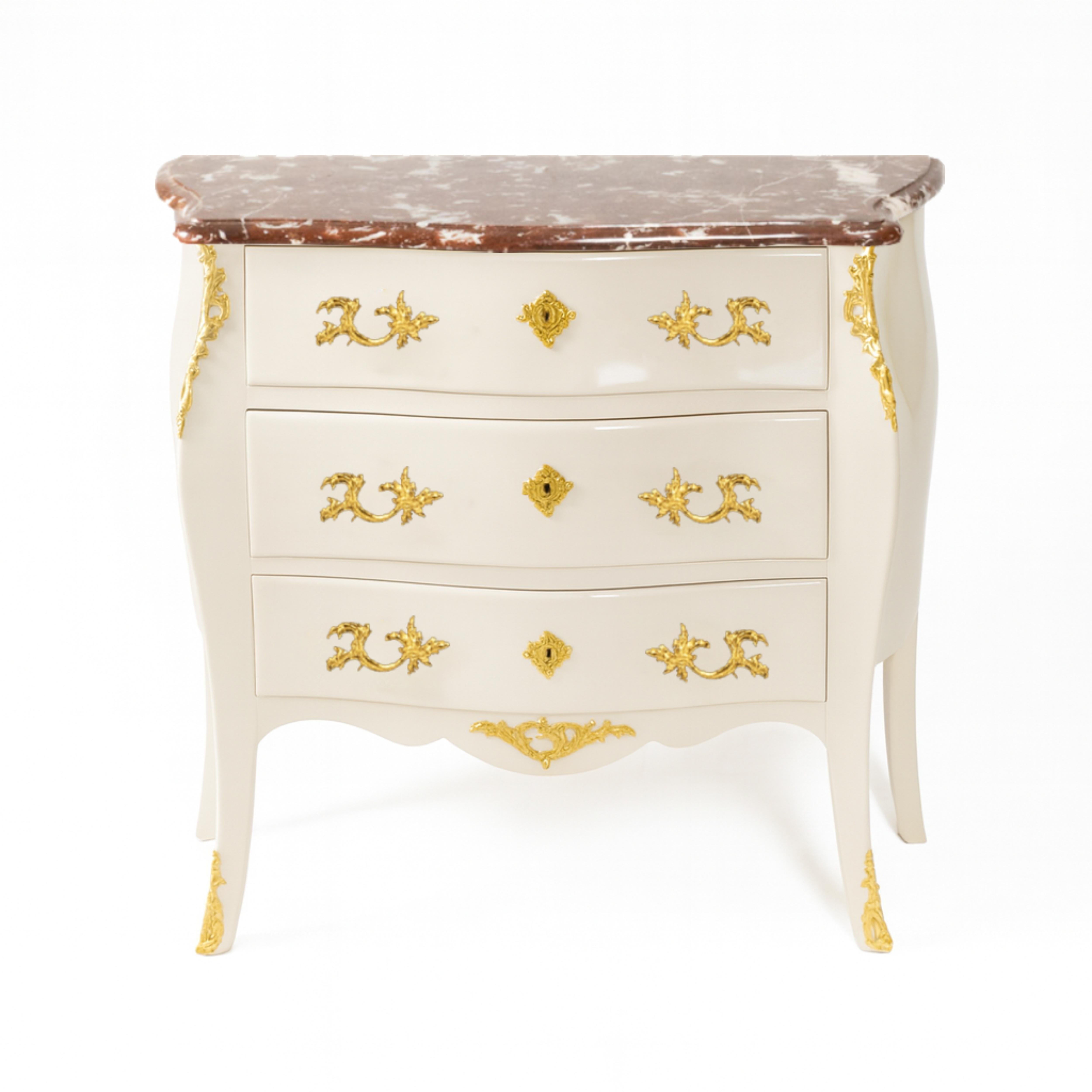 Commode Louis XV François Hugnet en noyer laqué blanc, 19e siècle en vente 1