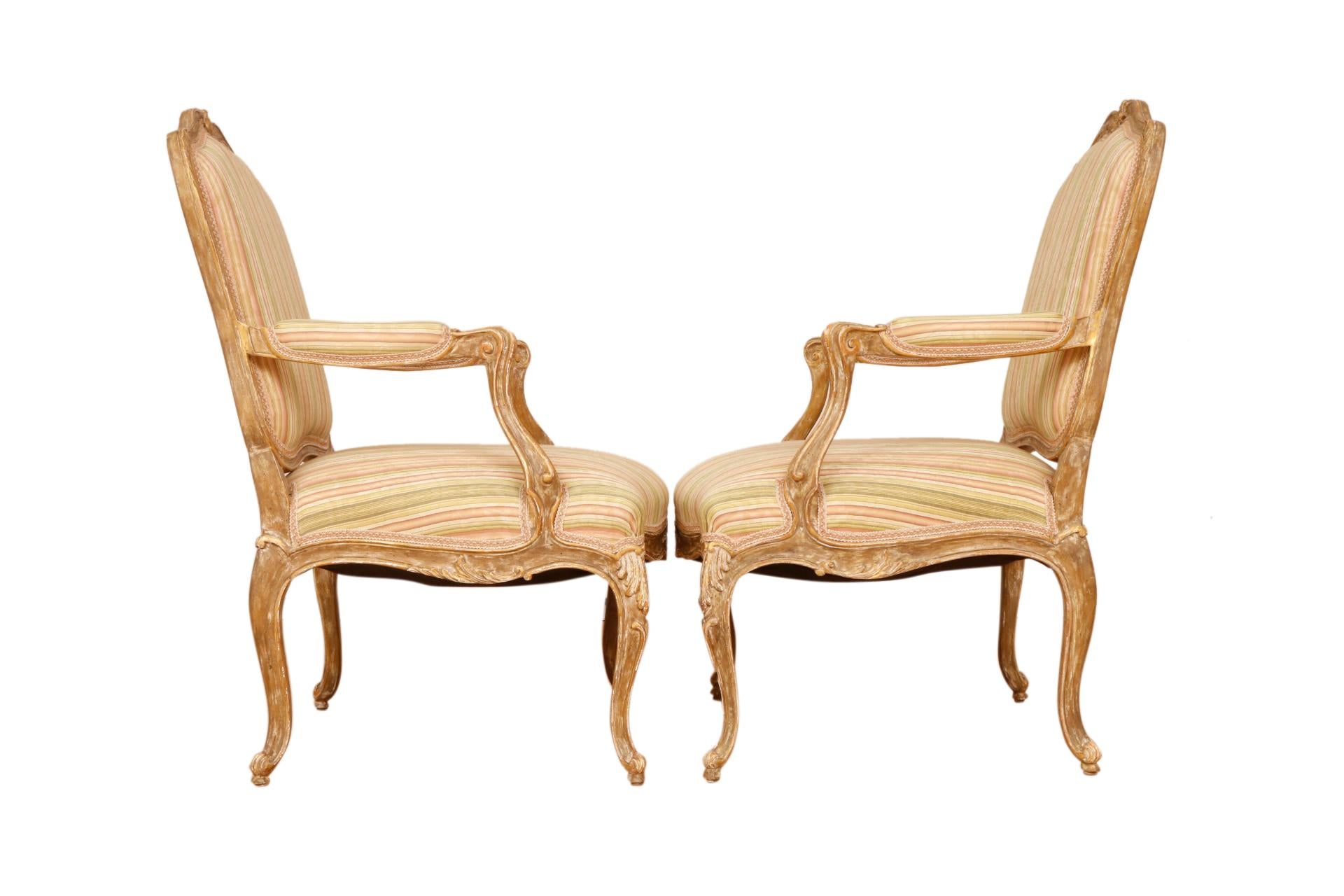 Paire de fauteuils français de style Louis XV Bon état - En vente à Bradenton, FL