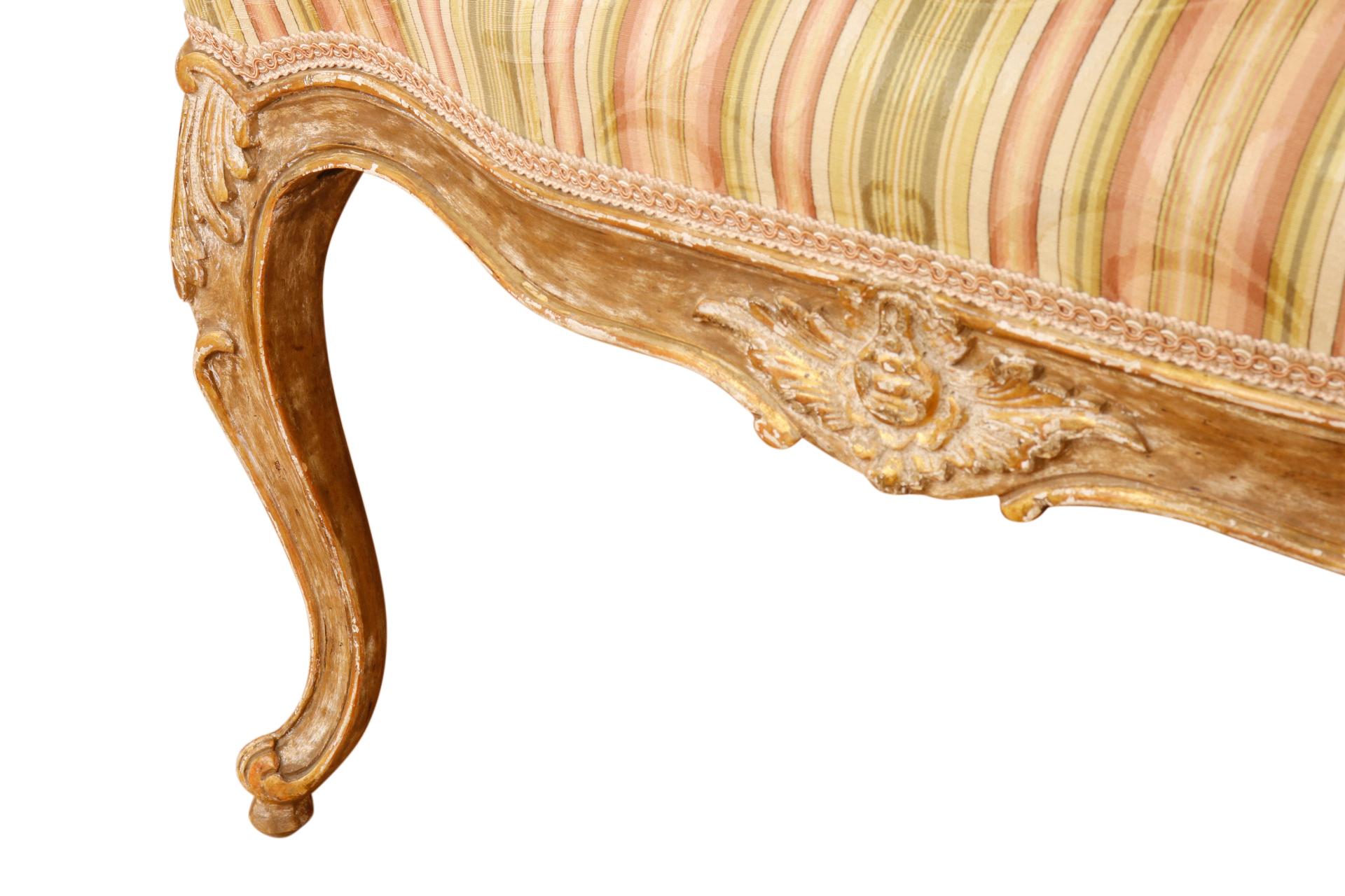 Paire de fauteuils français de style Louis XV en vente 3