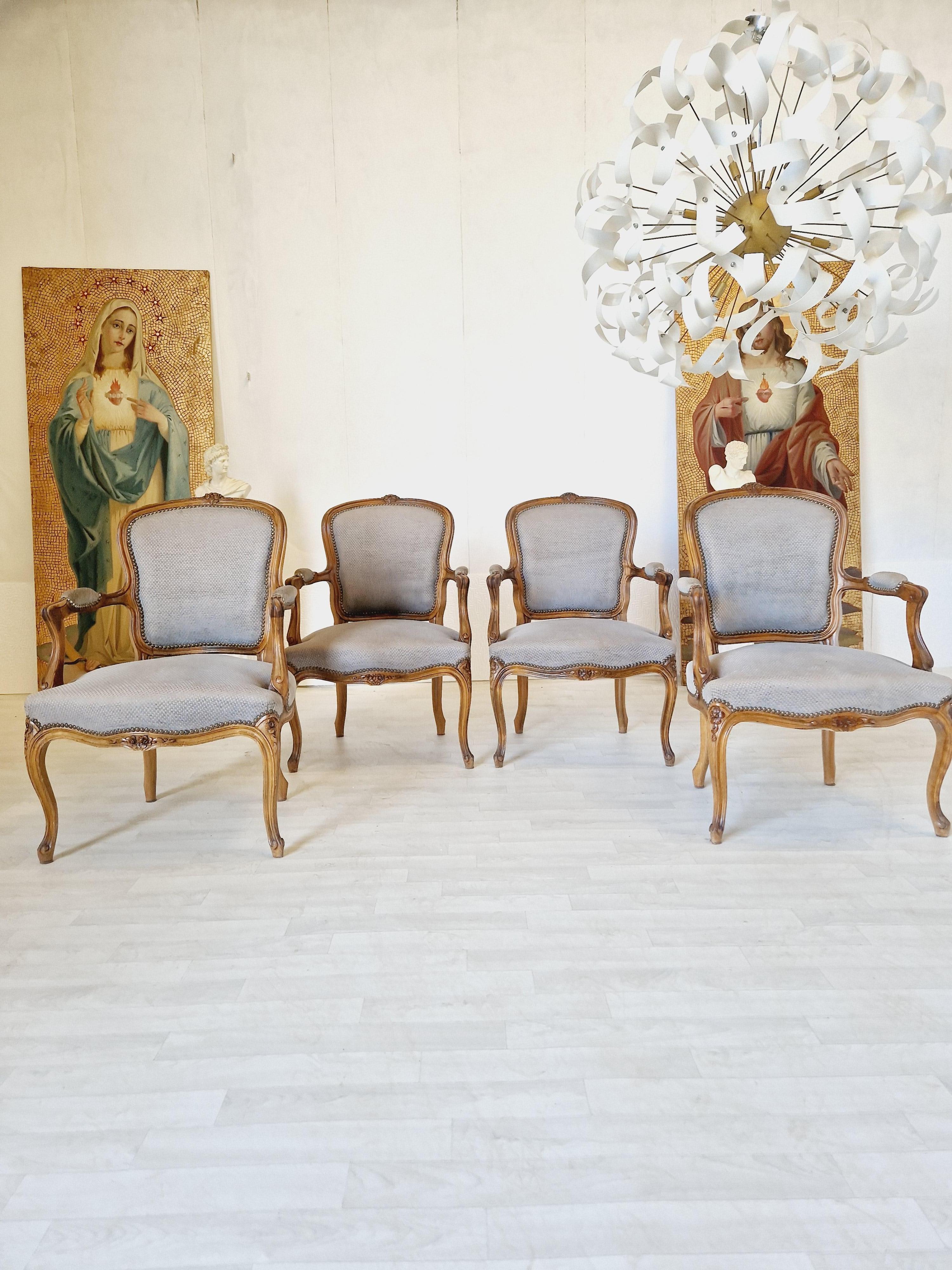 Ensemble de 4 fauteuils de style Louis XV avec tapisserie grise.

Circa 1920. Magnifique boiserie en noyer sculpté en bon état. Les sièges gris rembourrés présentent de légères marques sur les accoudoirs, ce qui correspond à l'âge et à l'usage.

Les
