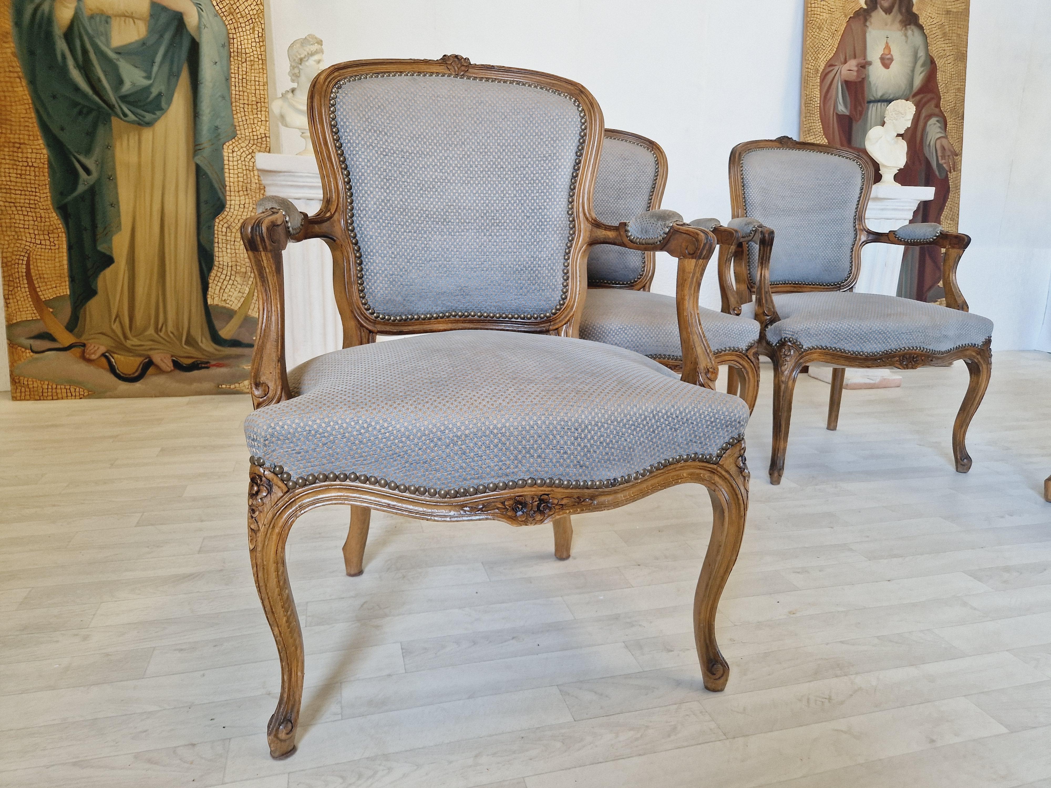 Noyer Suite de 4 fauteuils français Louis XV en vente