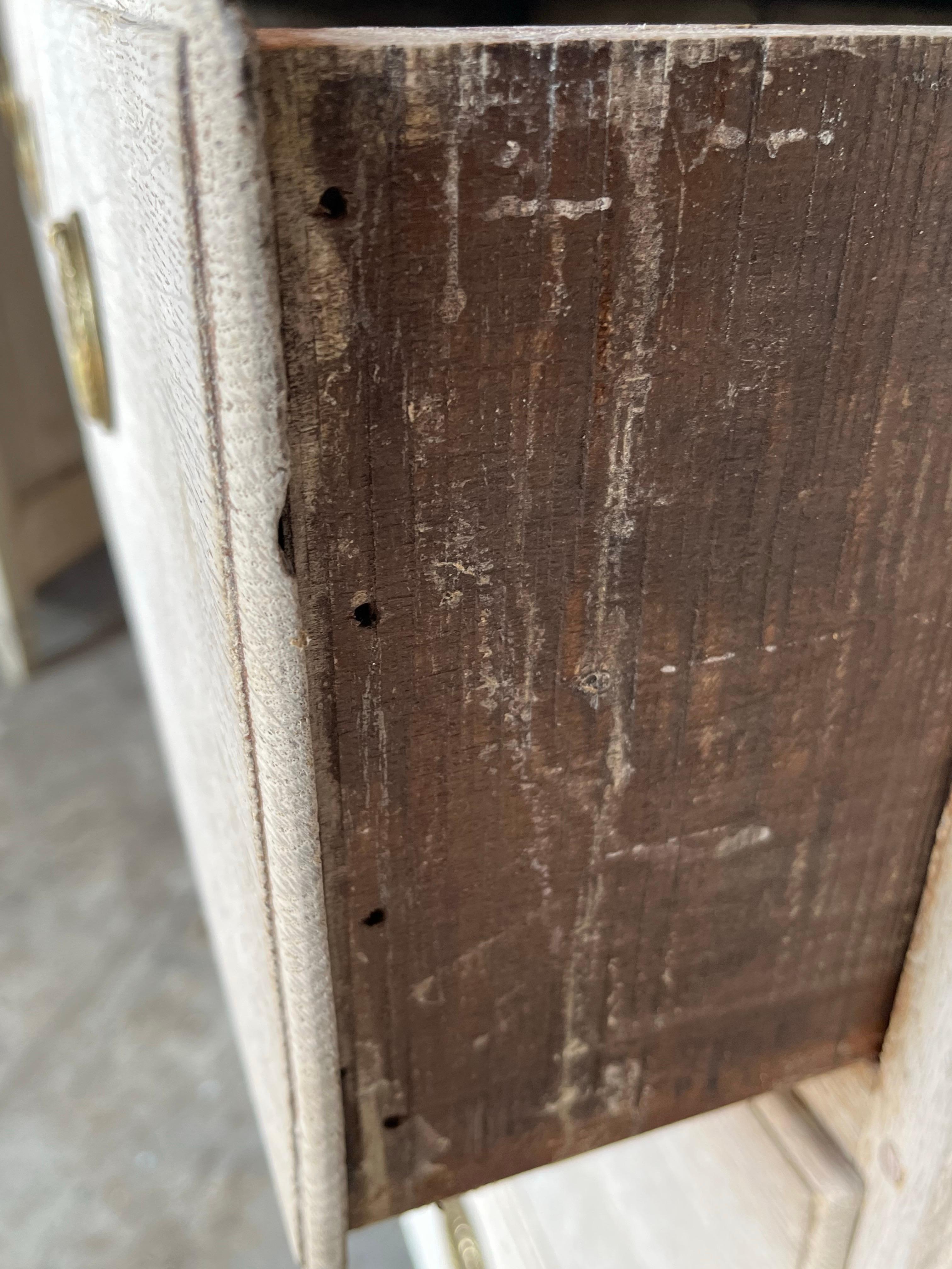 Cassettiera francese Luigi XV in Oak sbiancata in vendita 3