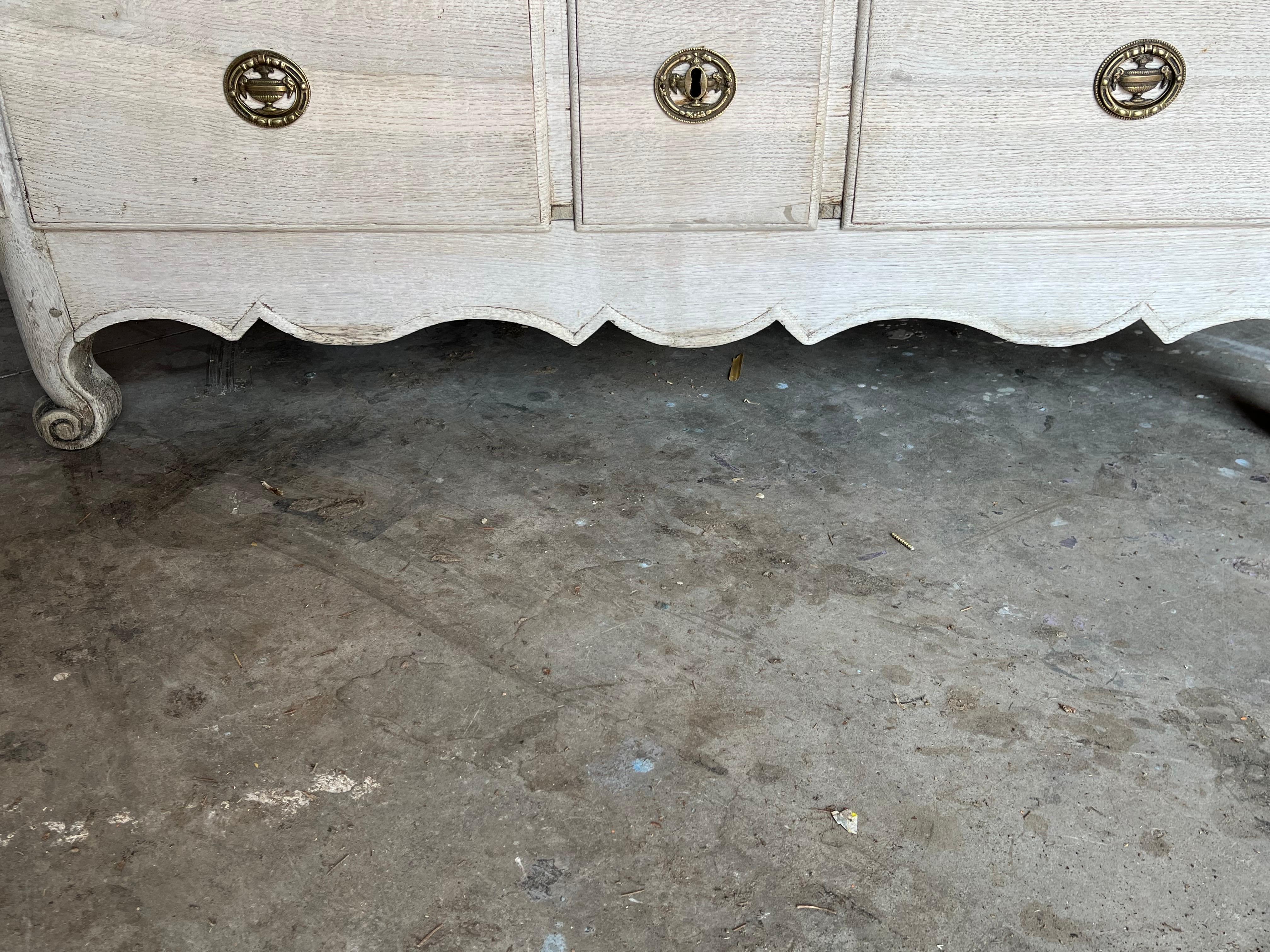 Cassettiera francese Luigi XV in Oak sbiancata in vendita 4