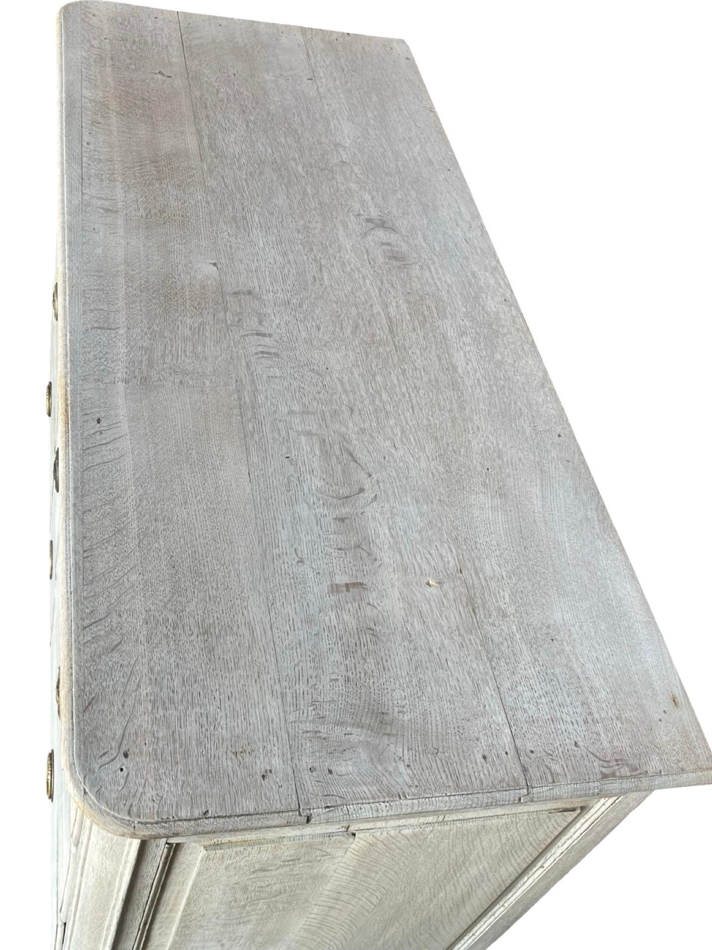 Cassettiera francese Luigi XV in Oak sbiancata in vendita 5