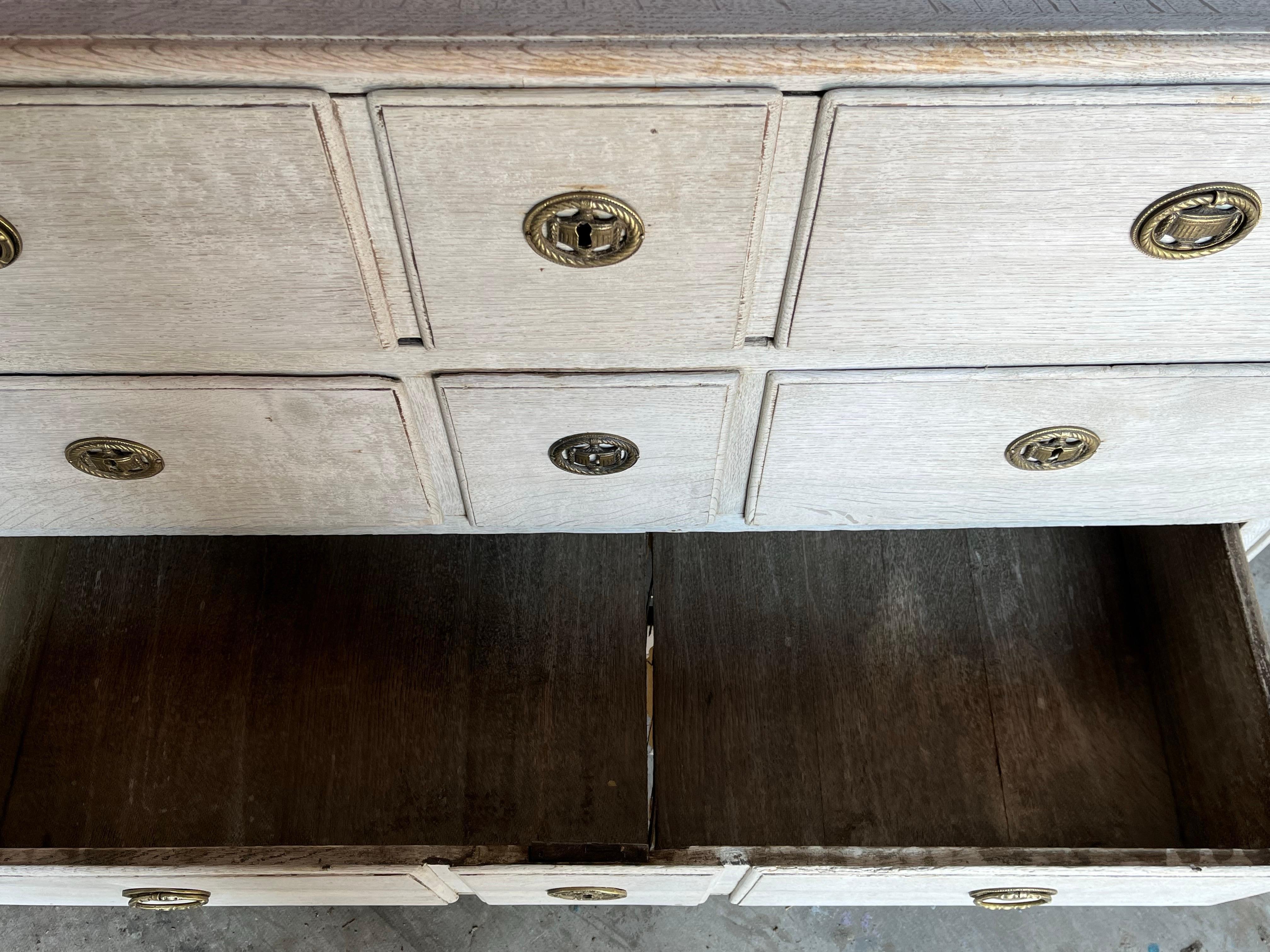 Cassettiera francese Luigi XV in Oak sbiancata in vendita 6