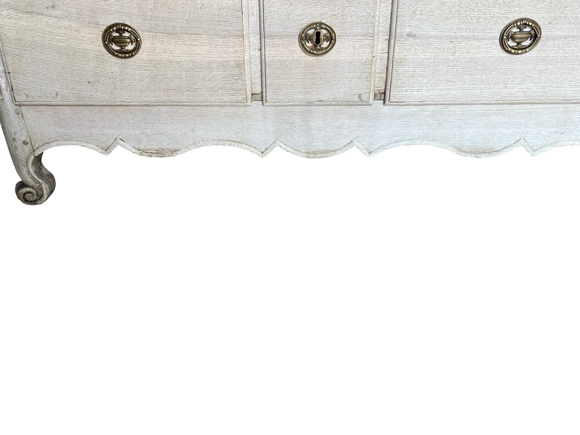 Cassettiera francese Luigi XV in Oak sbiancata in vendita 7