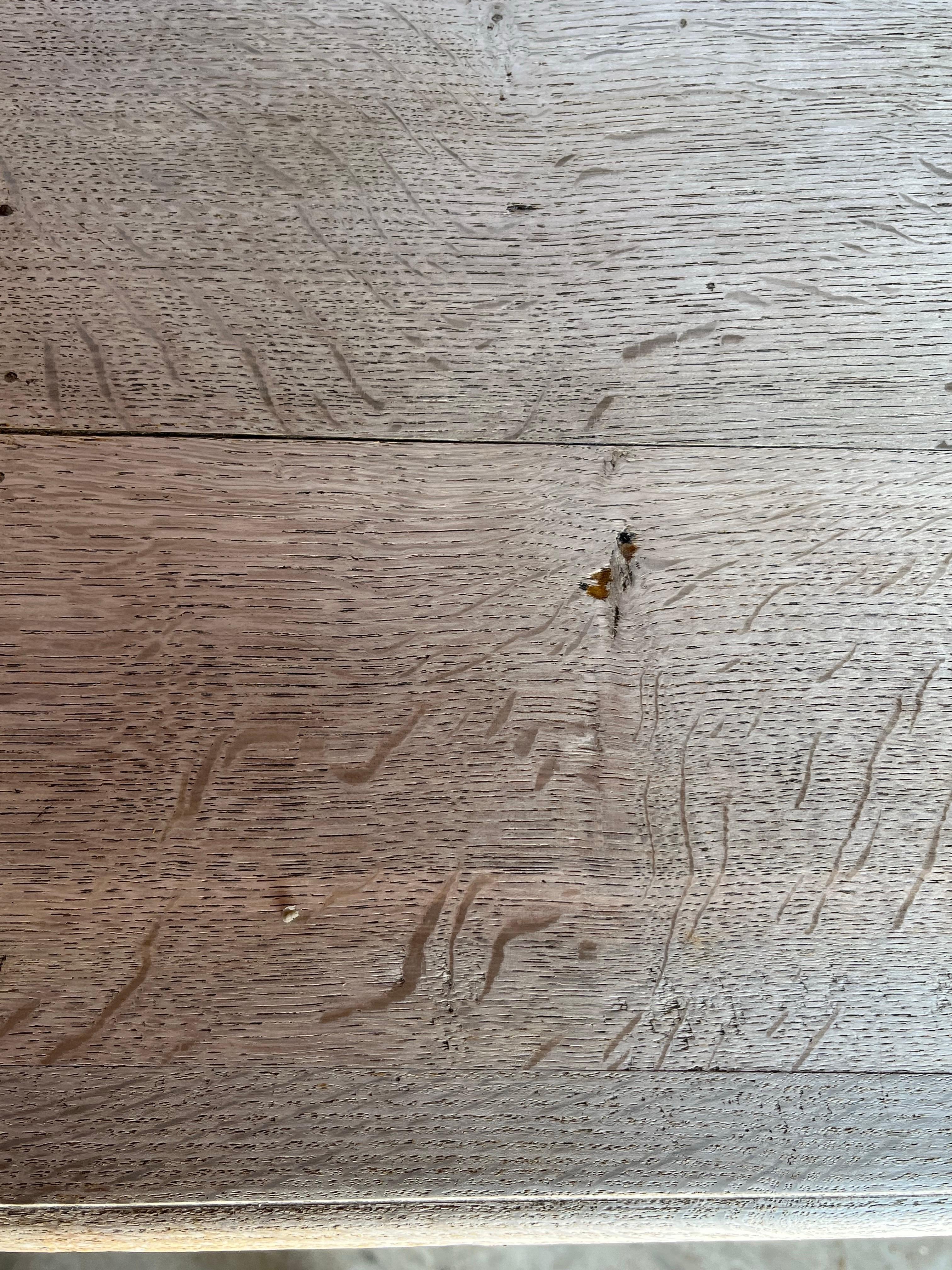 Cassettiera francese Luigi XV in Oak sbiancata in vendita 9