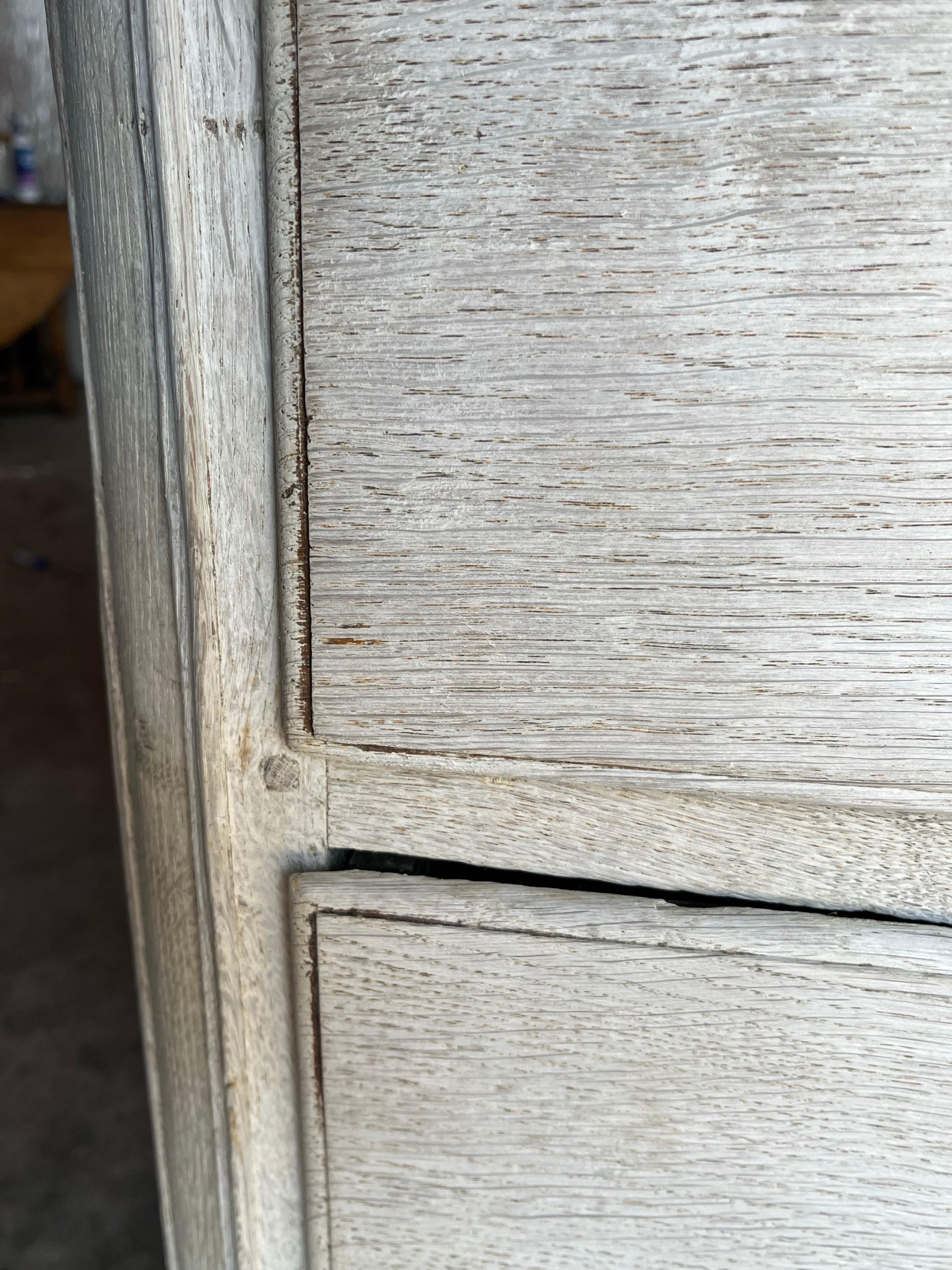 Cassettiera francese Luigi XV in Oak sbiancata in vendita 10