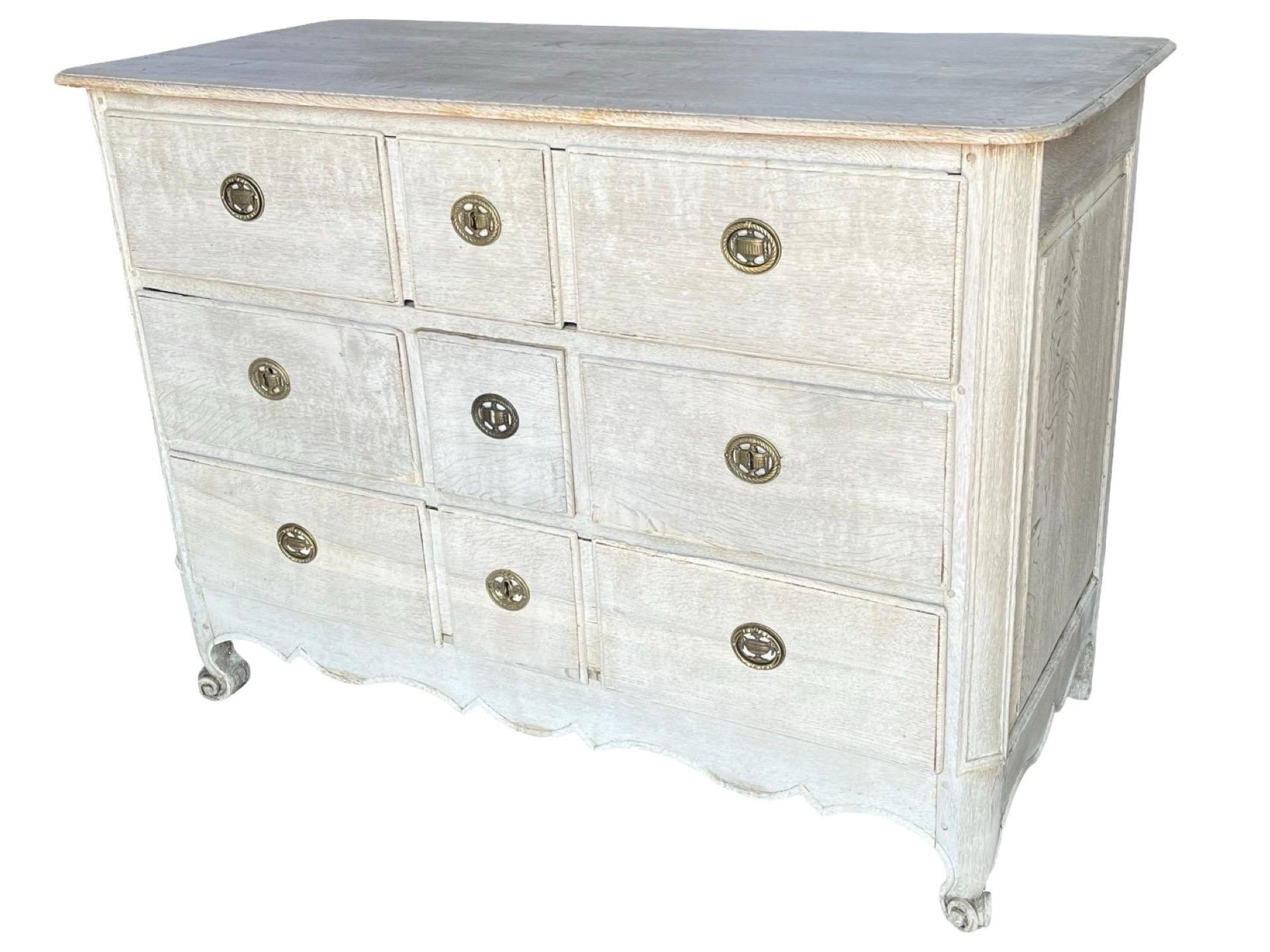 Français Louis XV French Bleached Oak Chest of Drawers en vente
