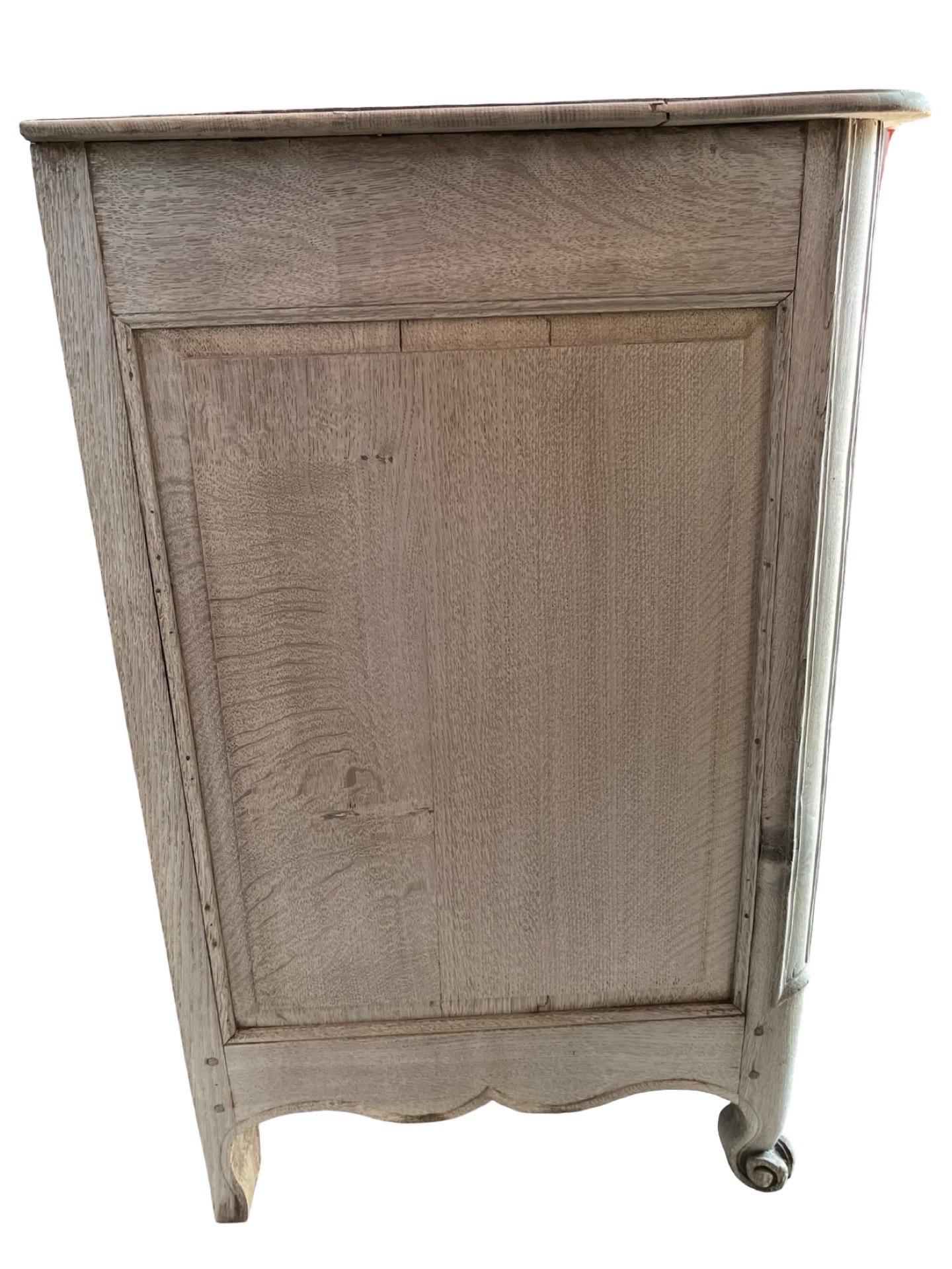 Francese Cassettiera francese Luigi XV in Oak sbiancata in vendita