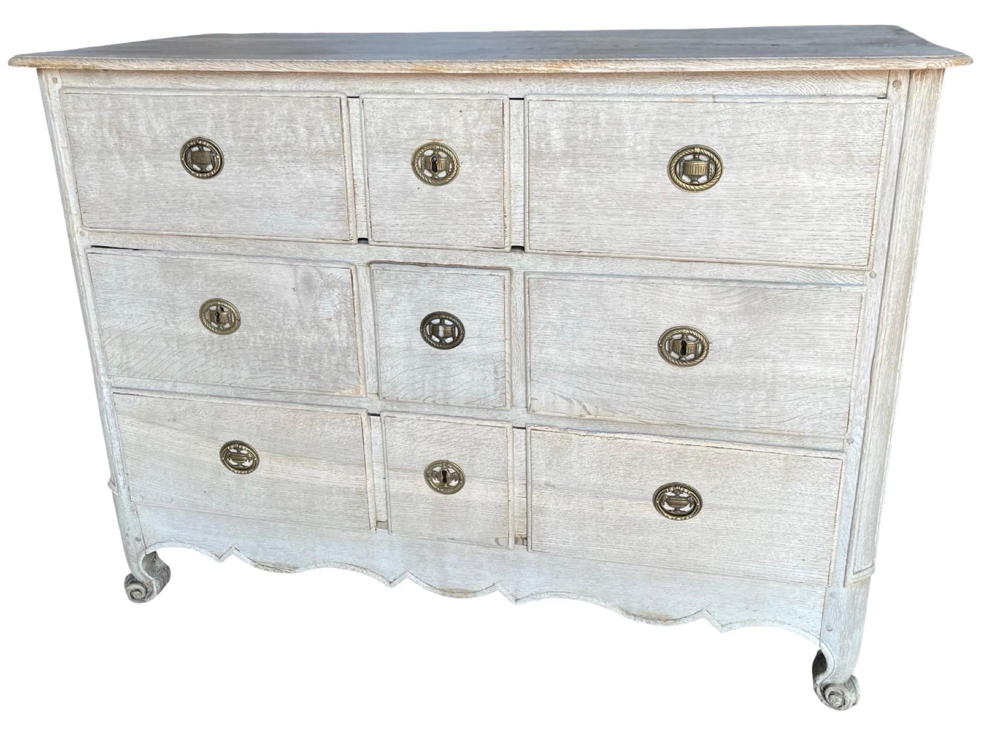 Sbiancato Cassettiera francese Luigi XV in Oak sbiancata in vendita