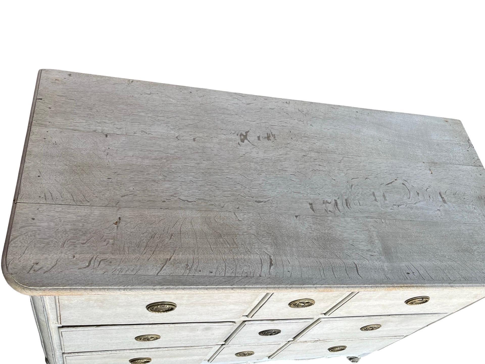 Cassettiera francese Luigi XV in Oak sbiancata In condizioni buone in vendita a Carmine, TX