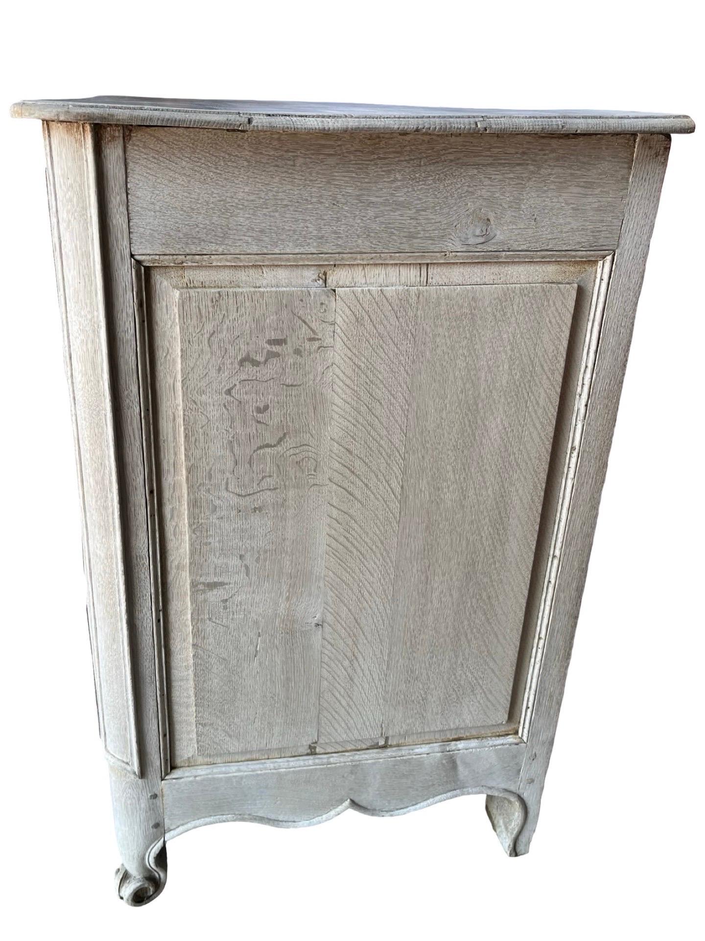 XIX secolo Cassettiera francese Luigi XV in Oak sbiancata in vendita