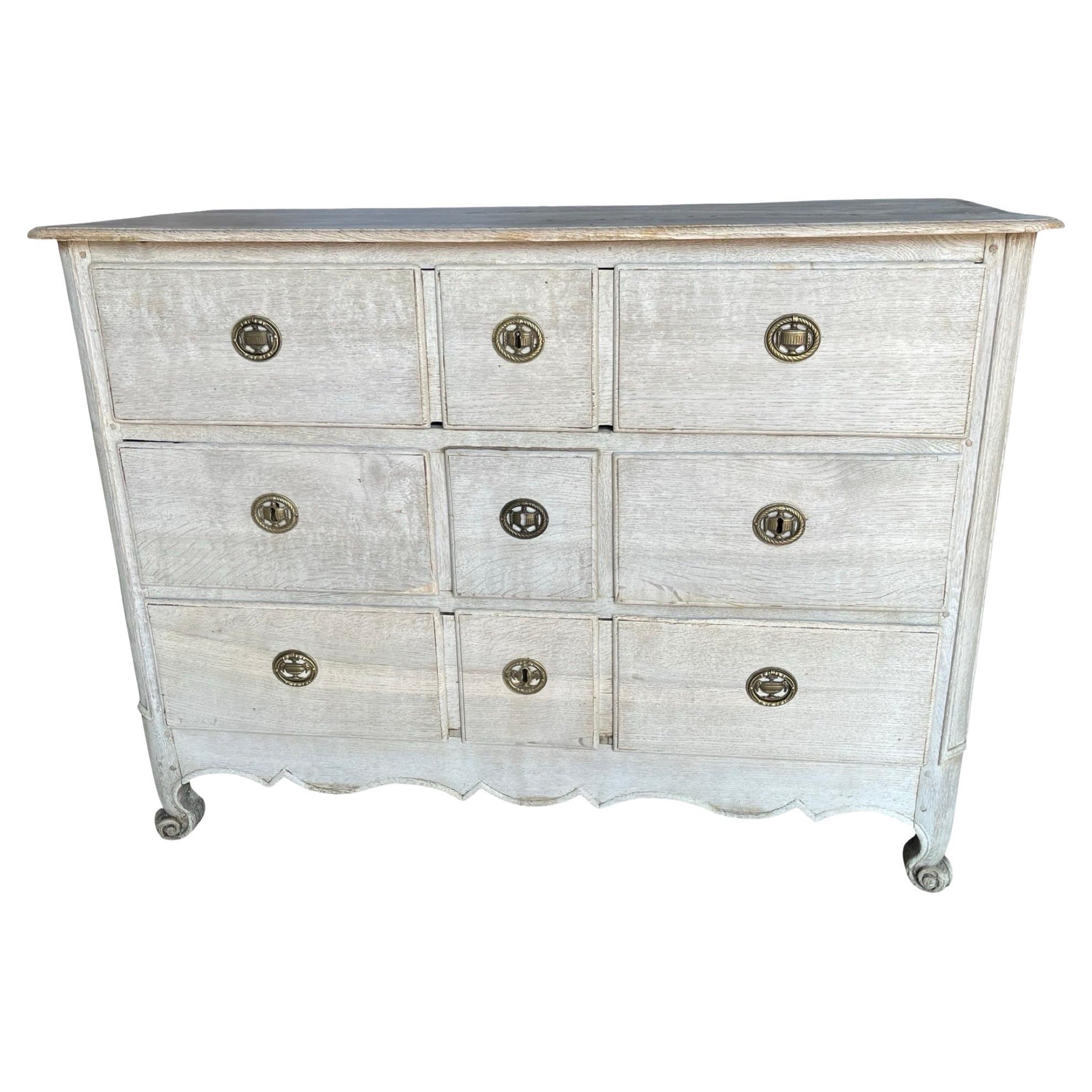 Louis XV French Bleached Oak Chest of Drawers en vente