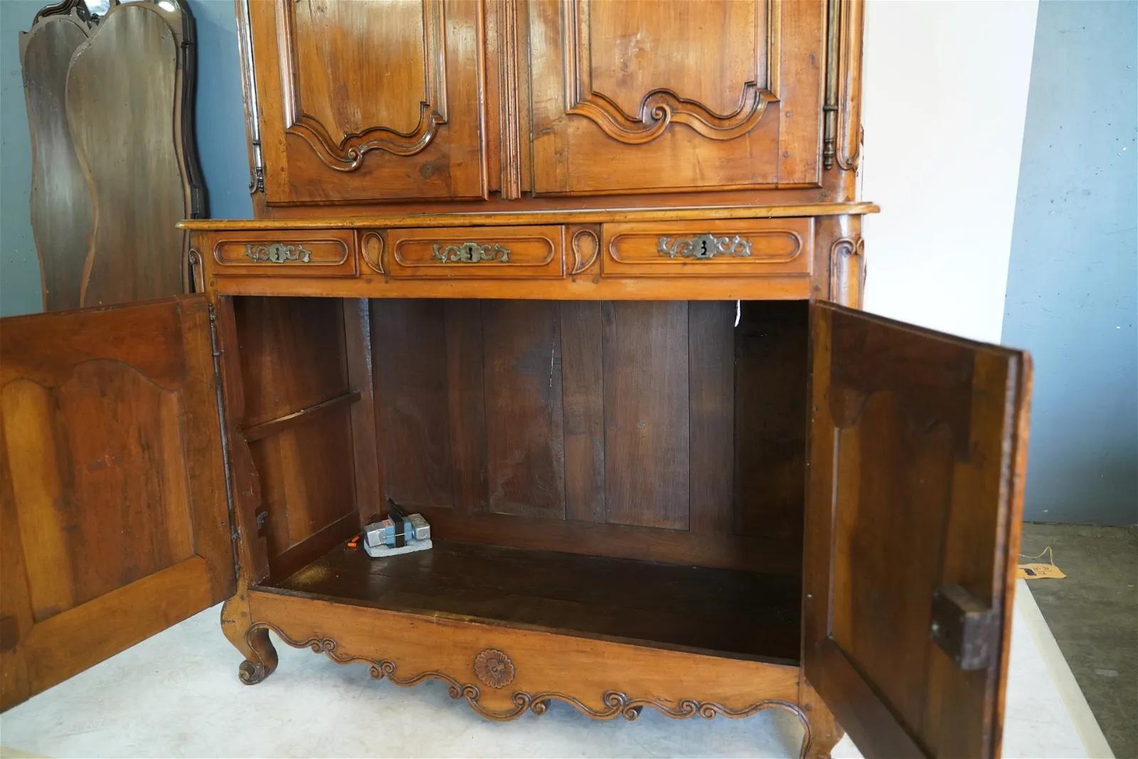 Louis XV French Provincial Hand Carved Walnut Buffet a Deux Corps Late 1700's For Sale 6