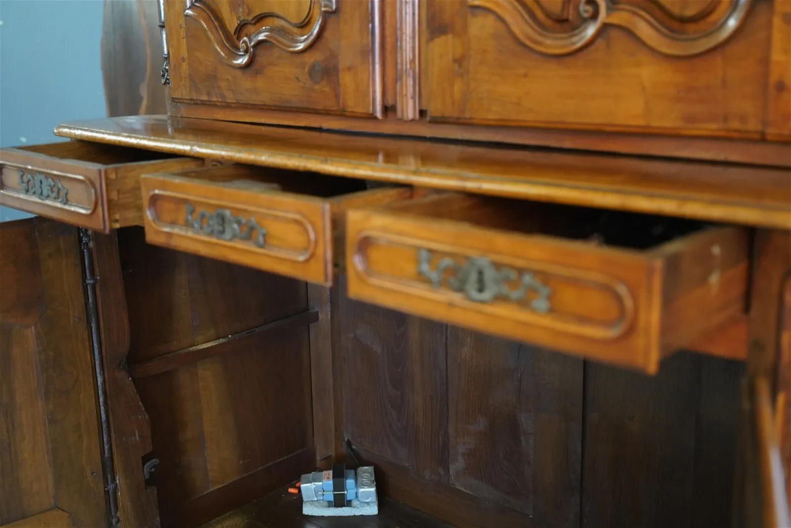 Louis XV French Provincial Hand Carved Walnut Buffet a Deux Corps Late 1700's For Sale 7