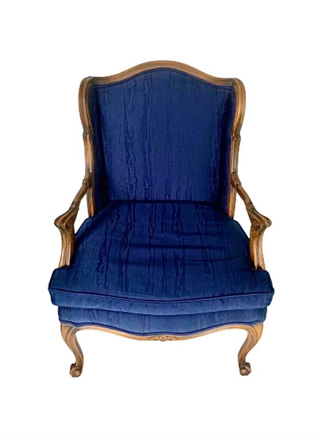 Gepolsterte Louis XV.-Loungesessel aus Nussbaumholz im französischen Louis XV.-Stil, Paar (Geschnitzt) im Angebot