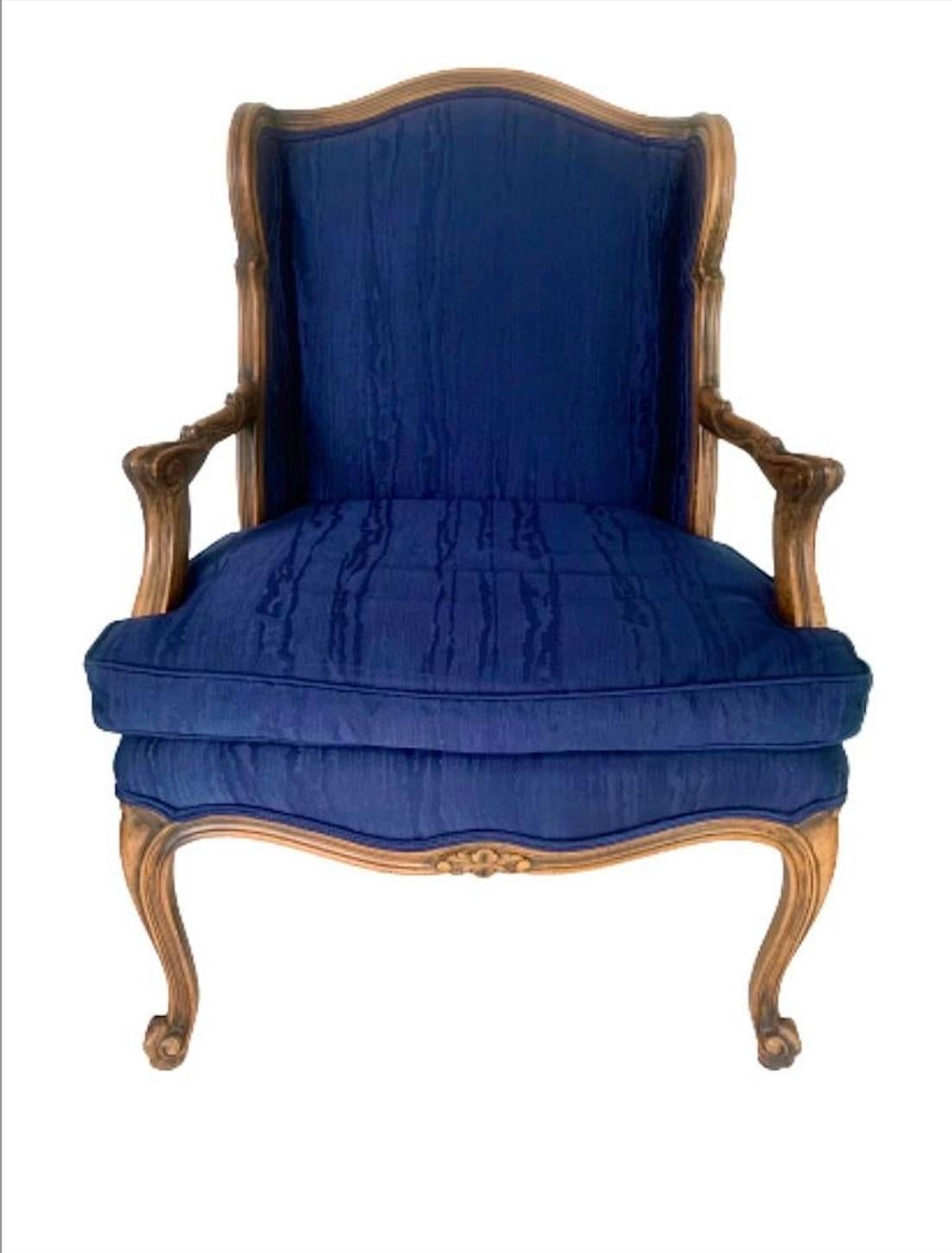 Louis XV French Provincial Walnut Upholstered Lounge Chairs, a Pair In Good Condition For Sale In Elkhart, IN