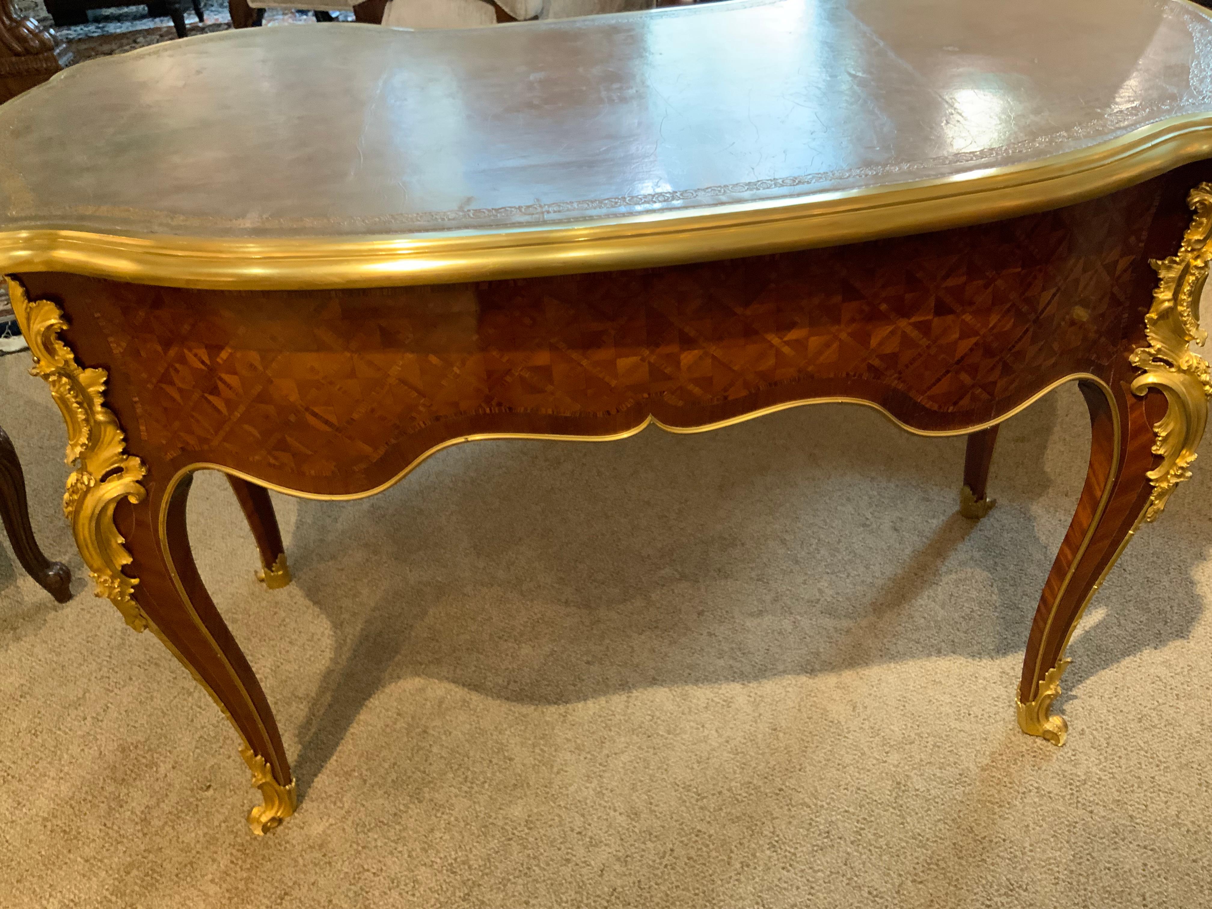 Francese Luigi XV  Scrittoio a forma di rene in stile francese, montature in bronzo del XIX secolo in vendita