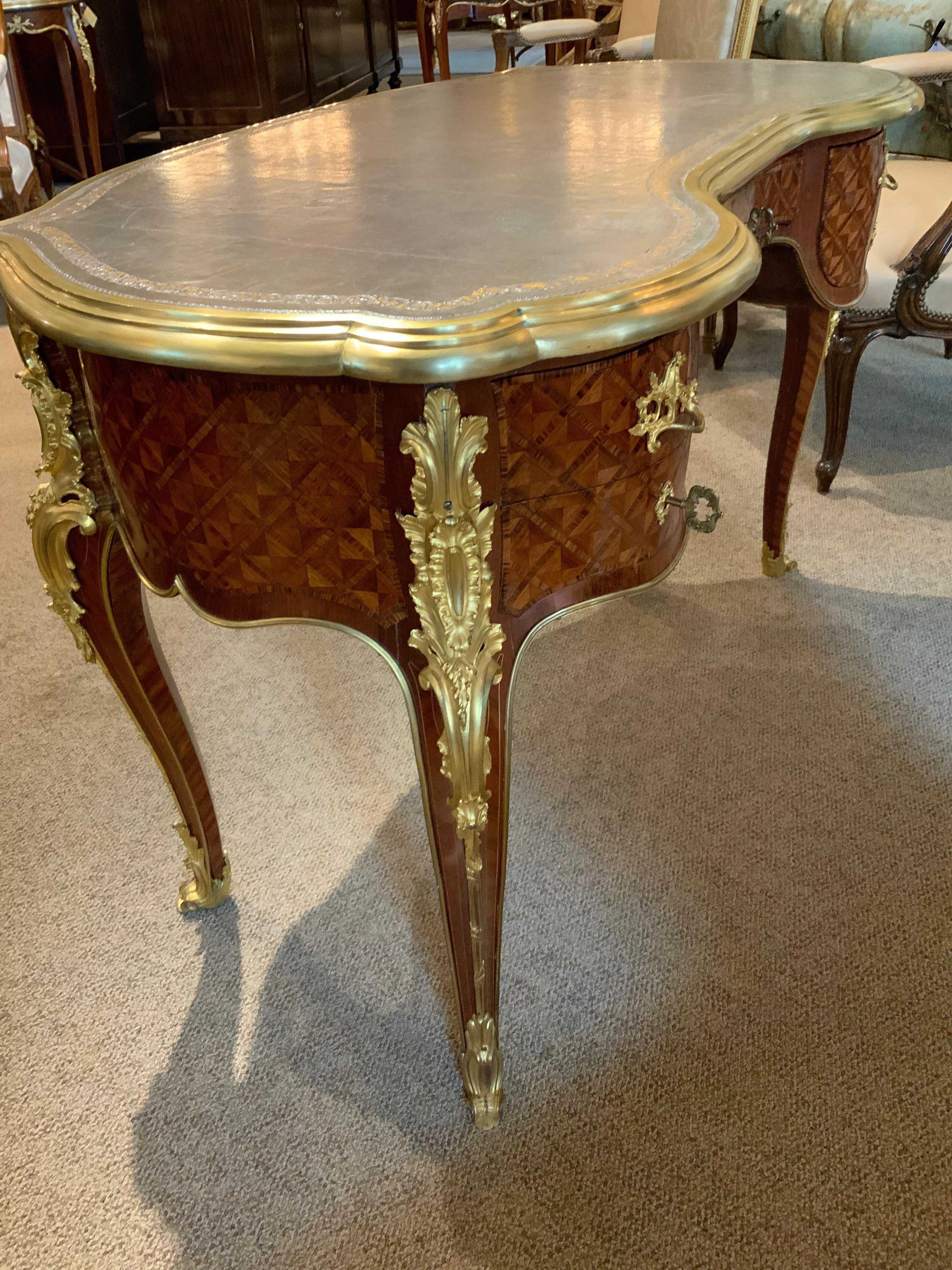 Pelle Luigi XV  Scrittoio a forma di rene in stile francese, montature in bronzo del XIX secolo in vendita