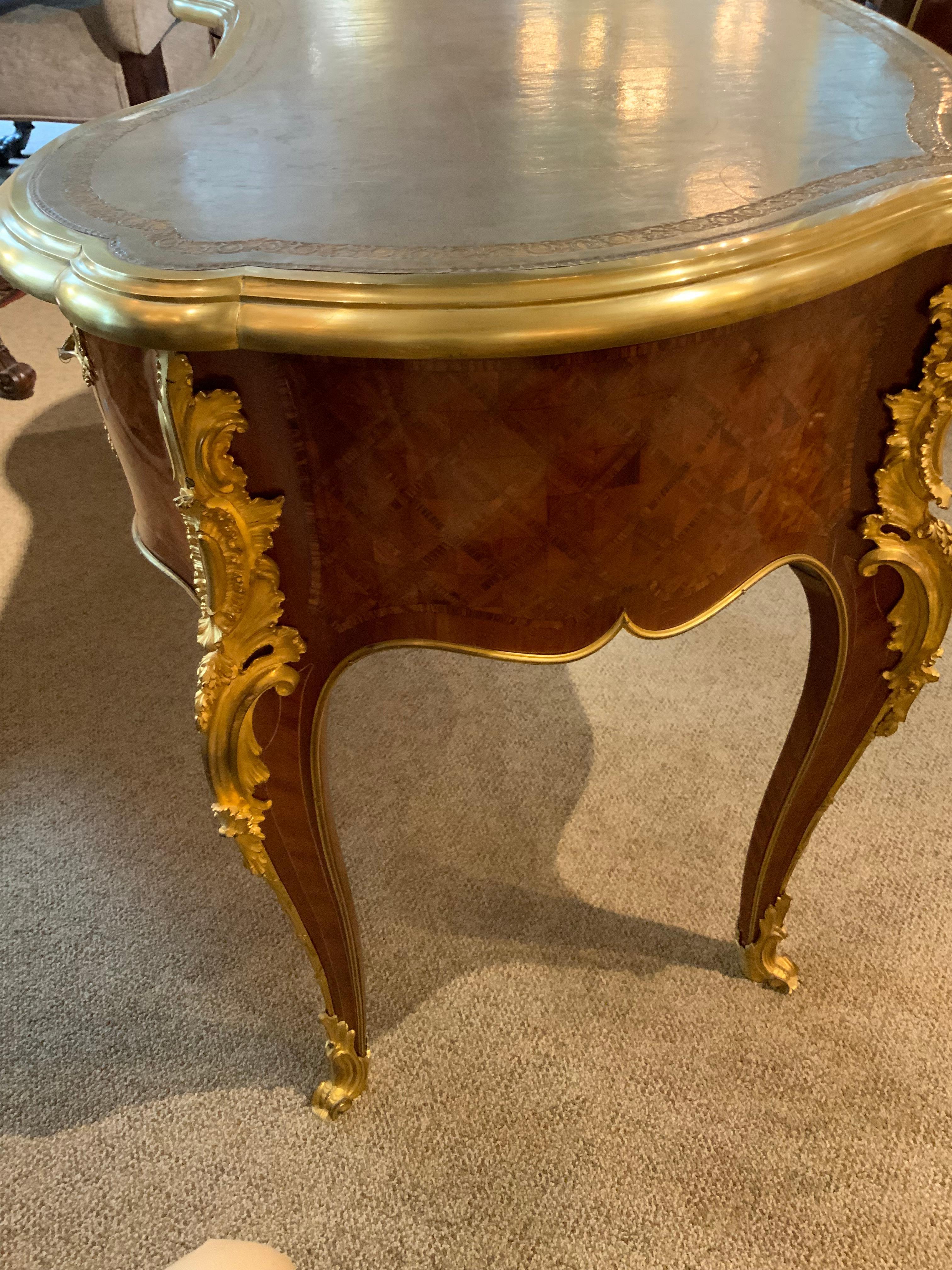 Luigi XV  Scrittoio a forma di rene in stile francese, montature in bronzo del XIX secolo in vendita 1