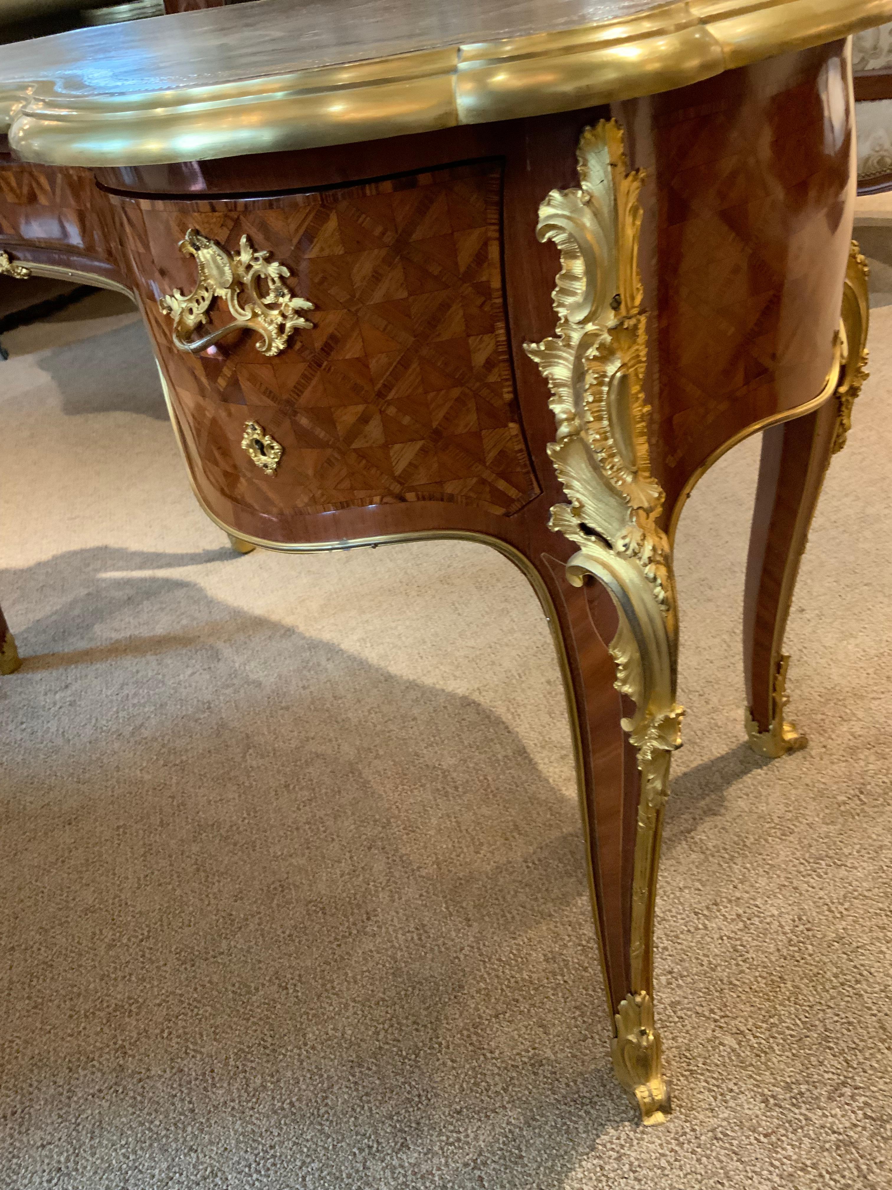 Luigi XV  Scrittoio a forma di rene in stile francese, montature in bronzo del XIX secolo in vendita 2