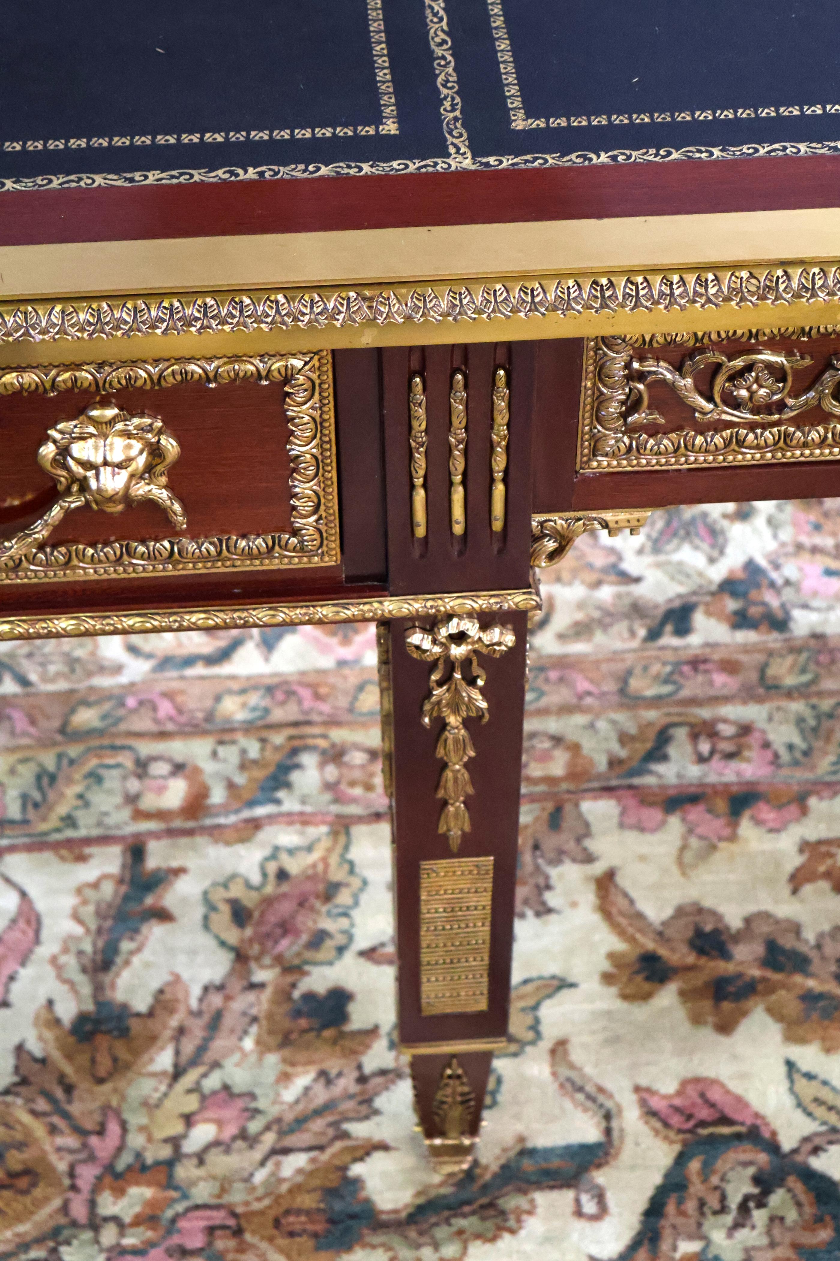 Credenza da ufficio in stile francese Luigi XV con piano in pelle di mogano e montatura in bronzo in vendita 3