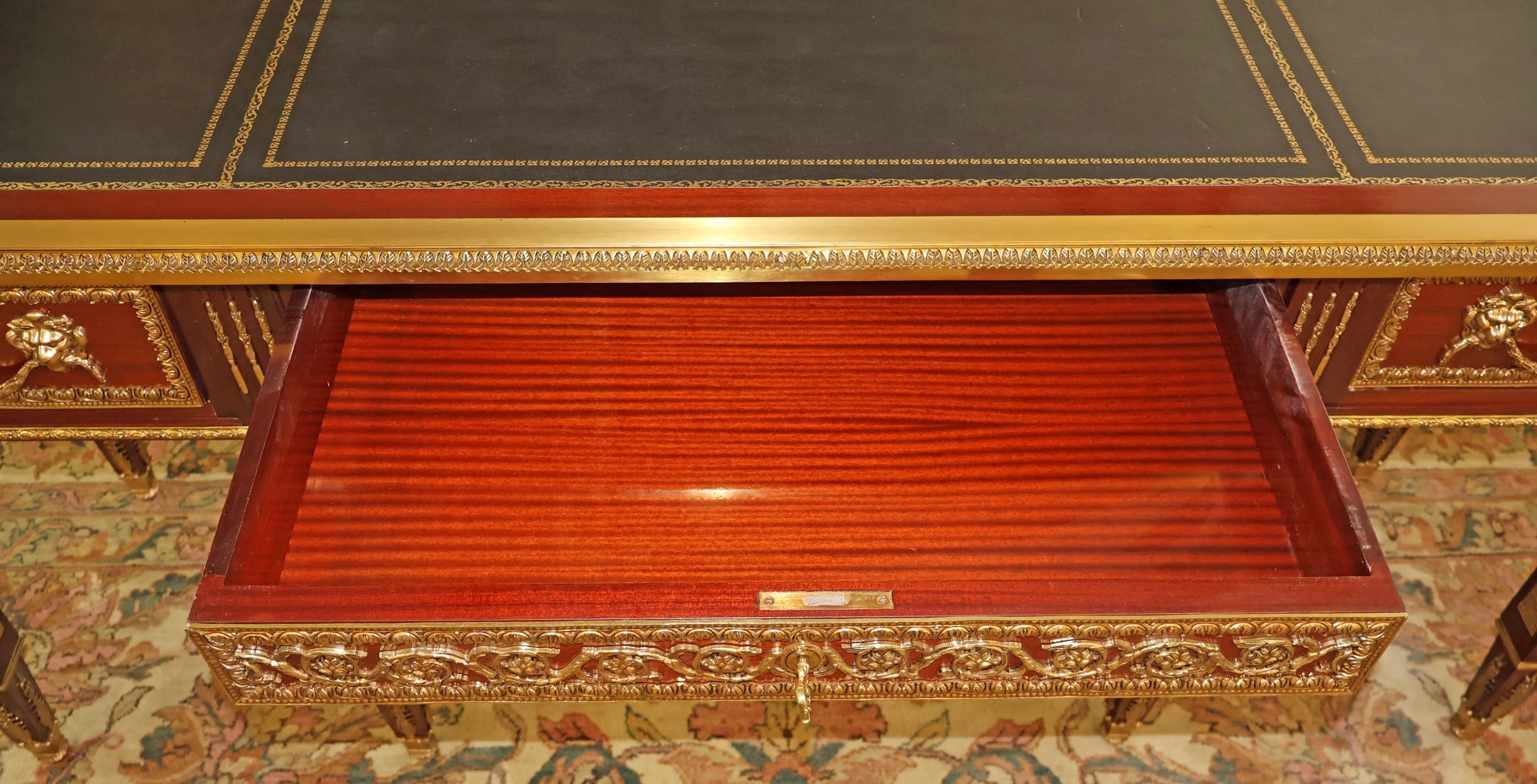 Credenza da ufficio in stile francese Luigi XV con piano in pelle di mogano e montatura in bronzo in vendita 4
