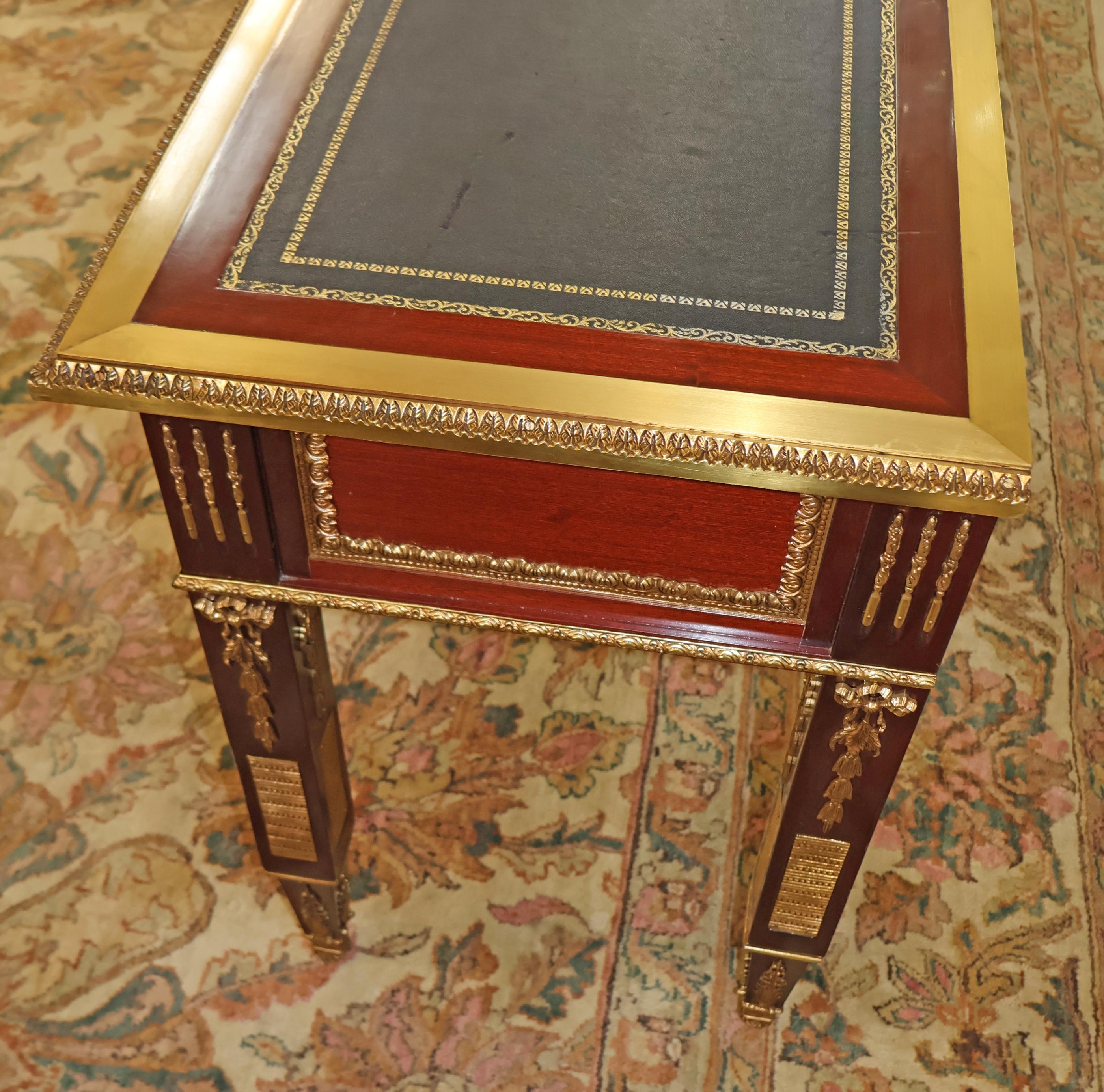 Credenza da ufficio in stile francese Luigi XV con piano in pelle di mogano e montatura in bronzo in vendita 7